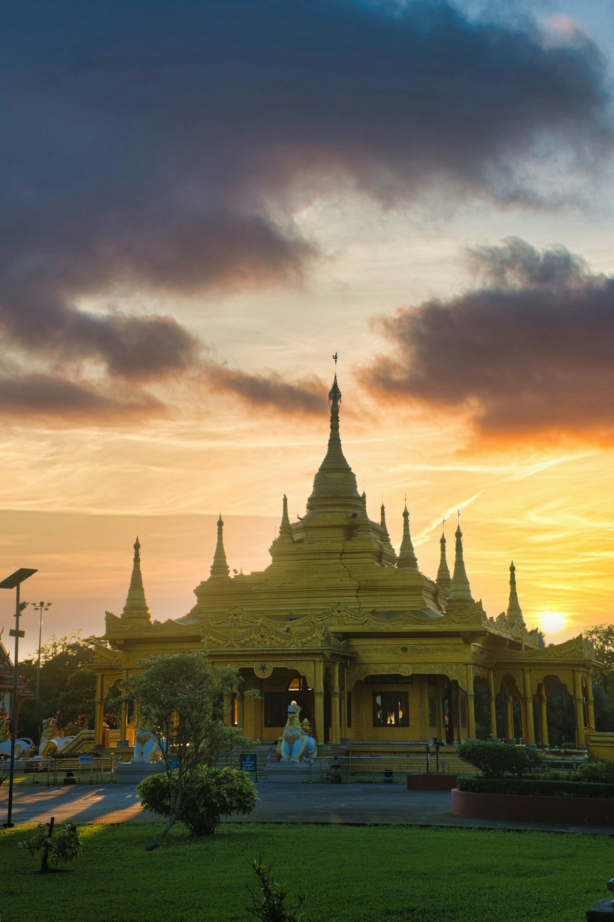 Templo dourado iluminado pela luz do pôr do sol, refletindo a glória que encheu a casa na dedicação descrita em 1 Reis 8