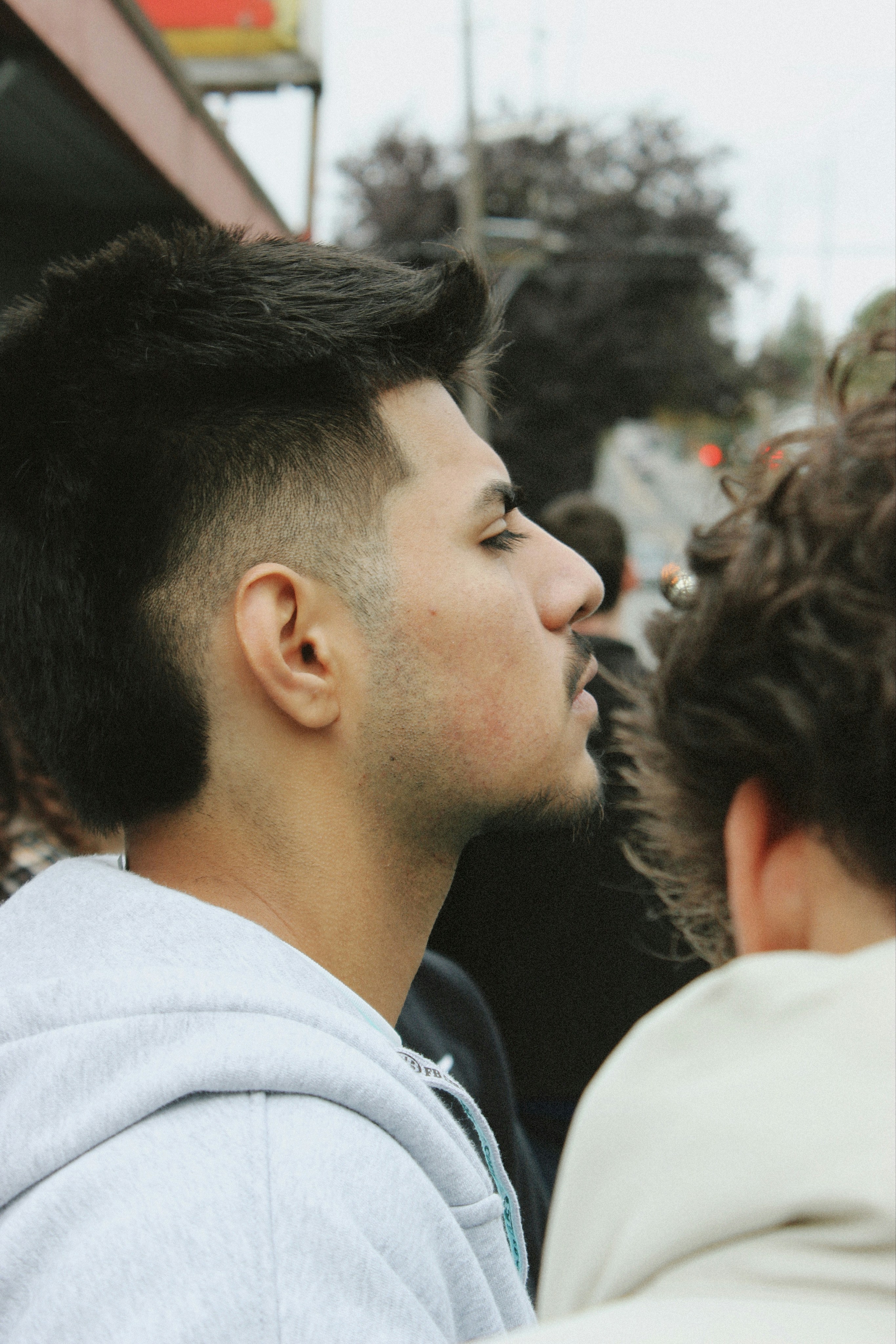 Hombre con corte de pelo elegante mirando hacia un lado
