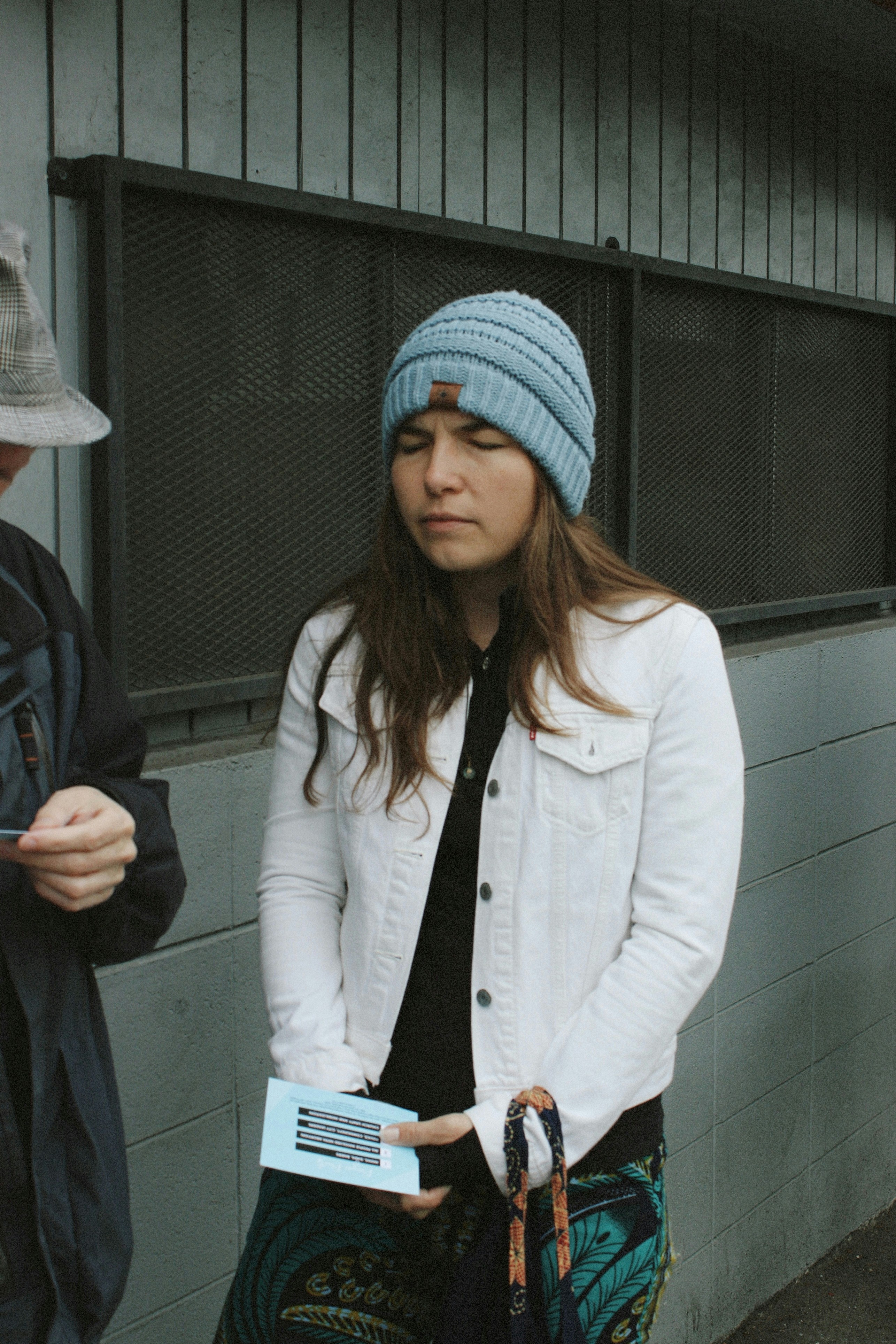 Mulher no beanie que guarda papéis