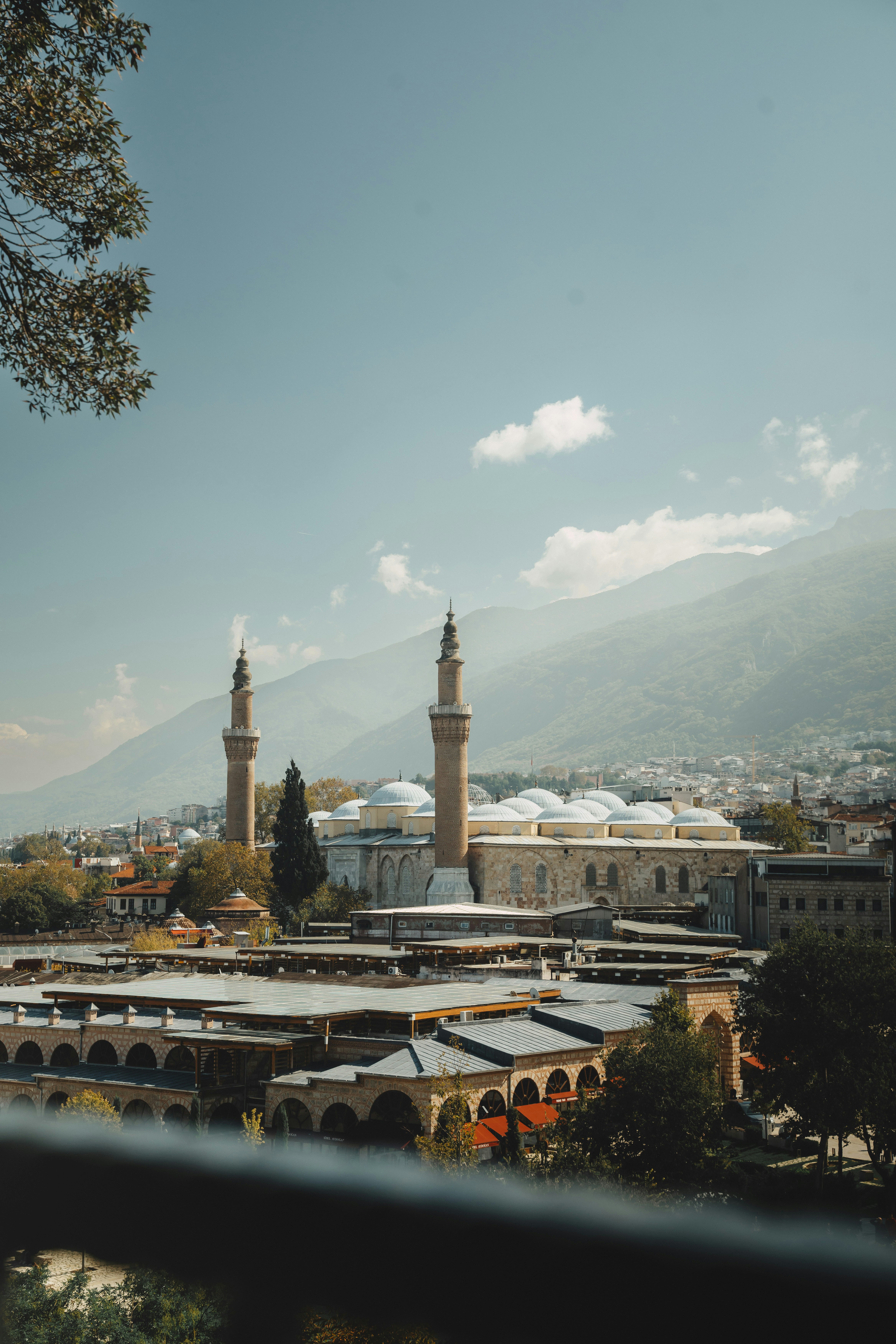 Mezquita con minaretes y cúpulas contra montañas