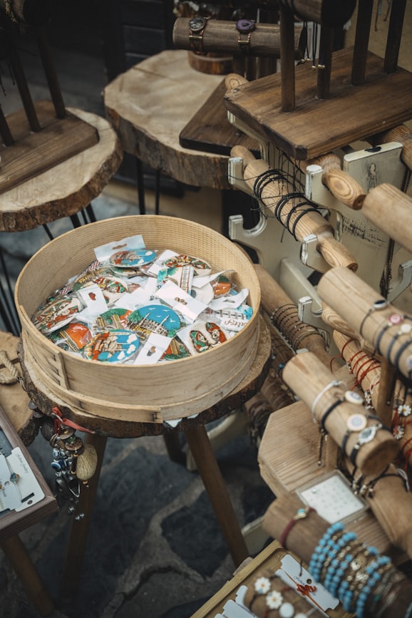 Handwerkermarkt-Stand mit handgemachten Waren – Kunsthandwerk in Thüringen