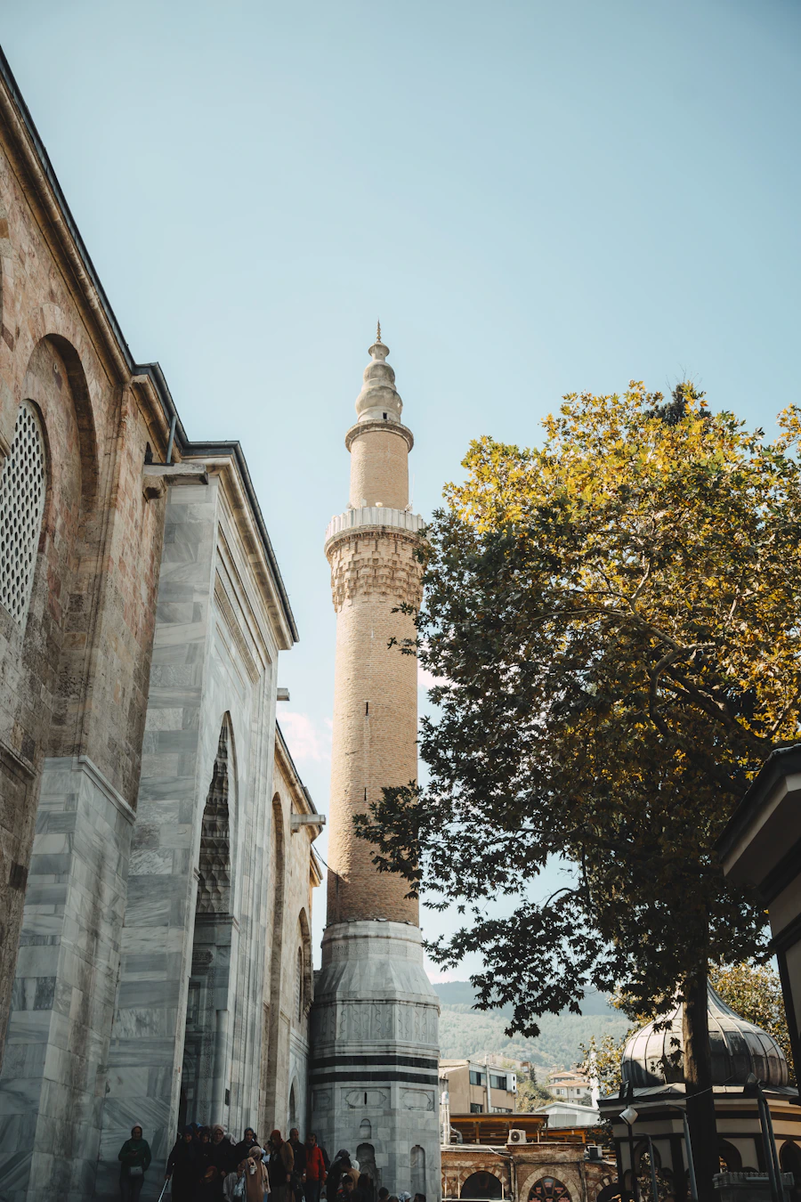 Bursa Ulu Camii minaresi ve çevresindeki ağaçlar