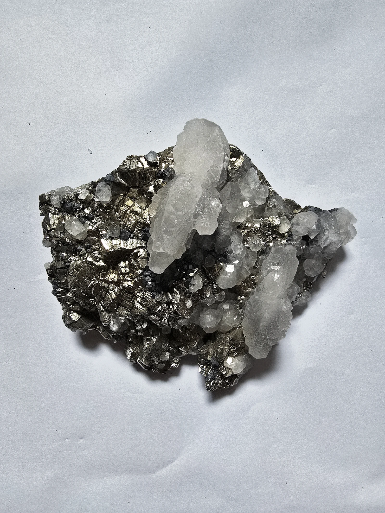 Cristaux de quartz clairs sur une gangue minérale sombre — image d'illustration