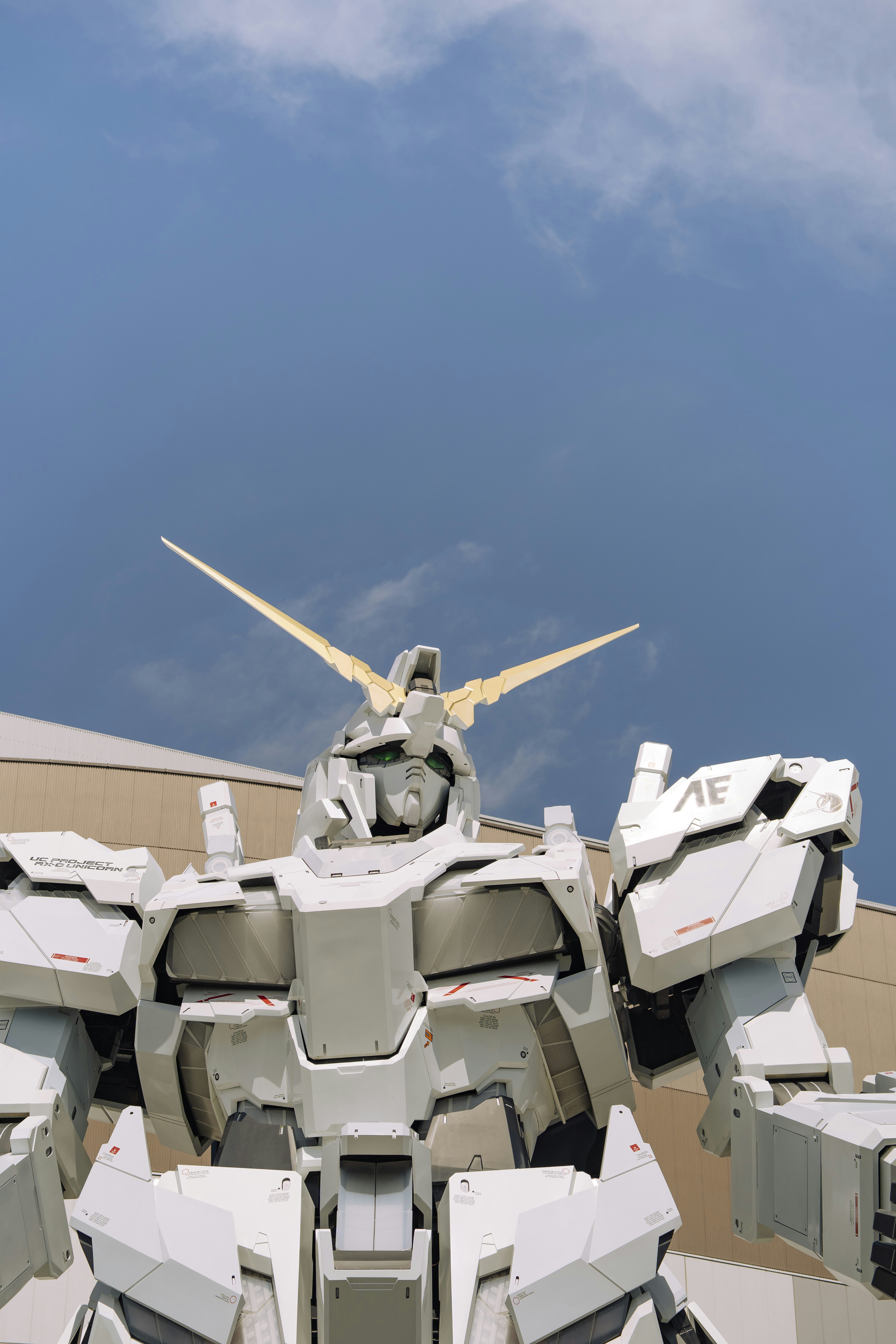 Riesiger weißer Roboter unter blauem Himmel.