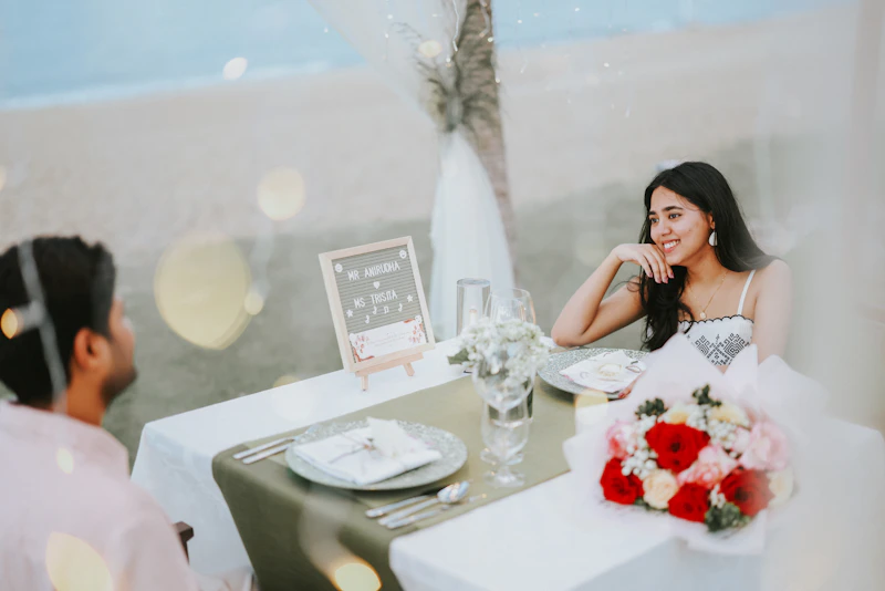 Una pareja disfrutando de una romántica cena en la playa.