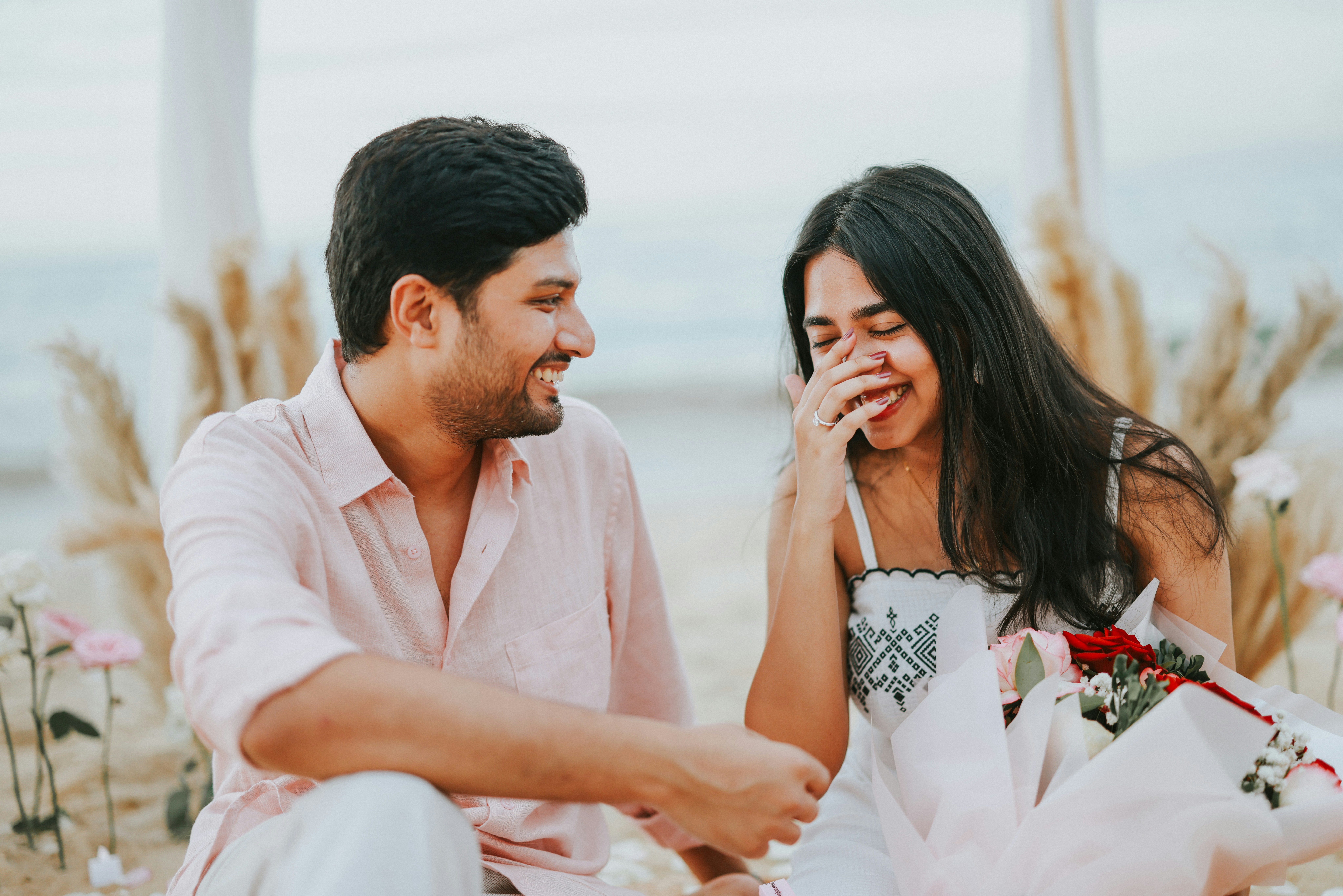 Couple happy proposal, ilustrasi artikel Engaged! Your 10 Essential Immediate Steps After Saying 