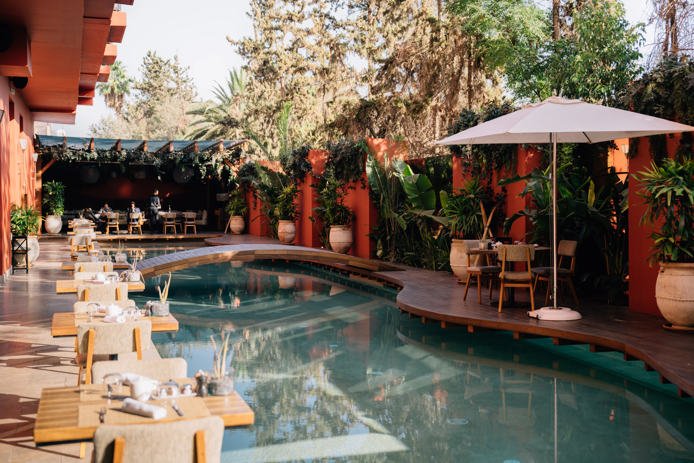 Espace de restauration extérieur avec piscine au sein d'une résidence