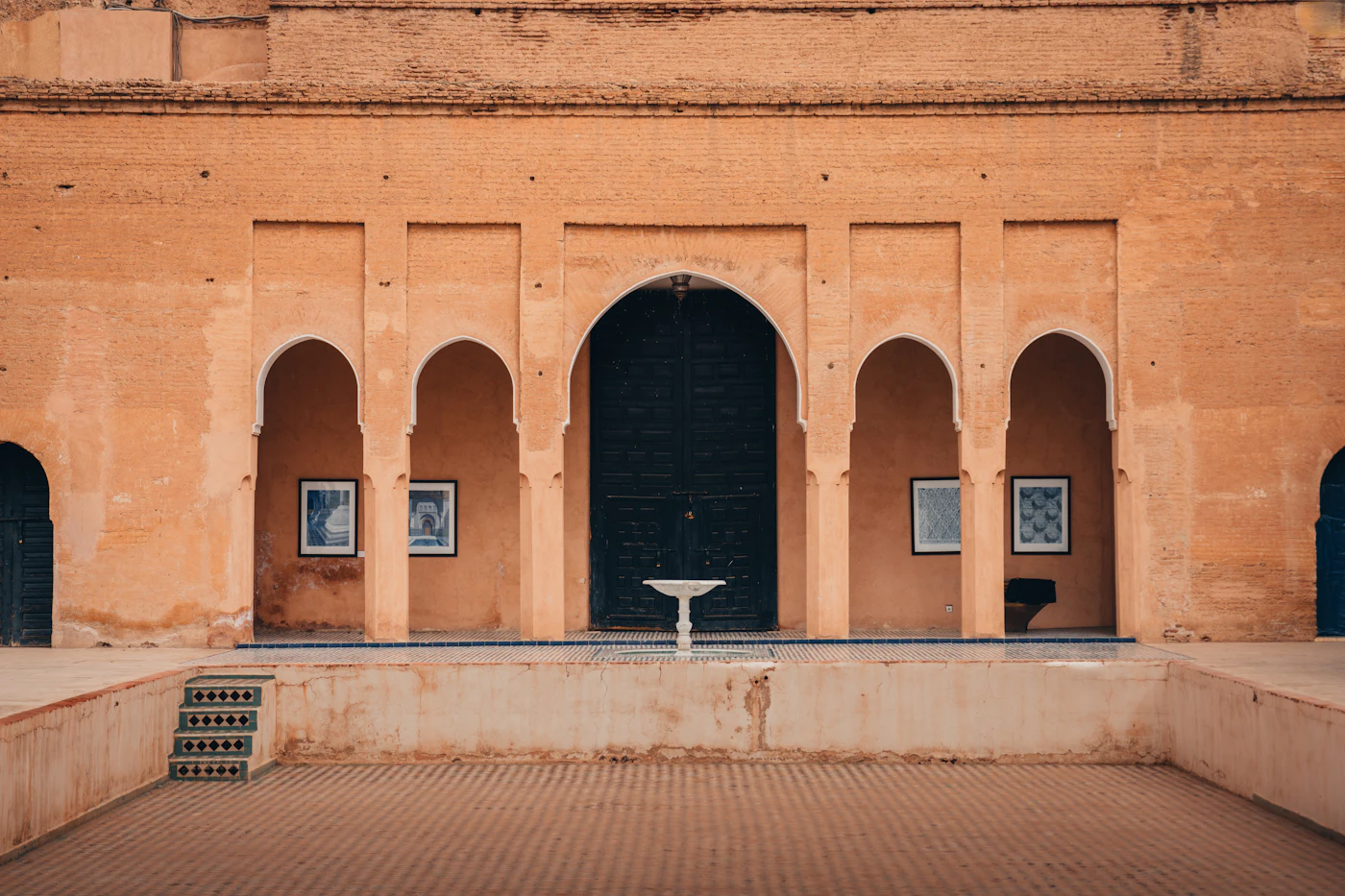 Patio inspiration riad avec arches, zellige et plantes