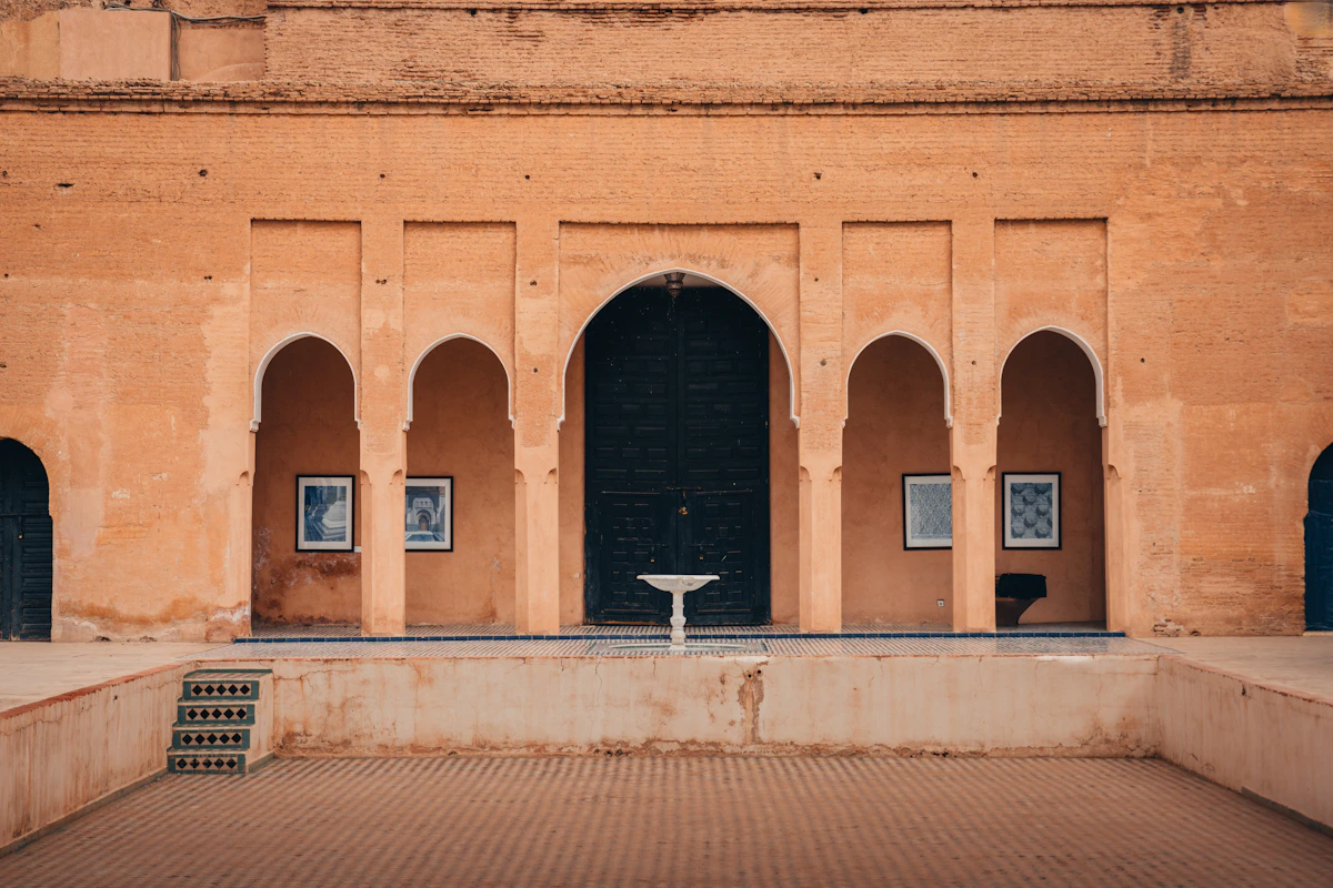 Cour intérieure d'un riad marocain — axe d'eau, bassin central et végétation