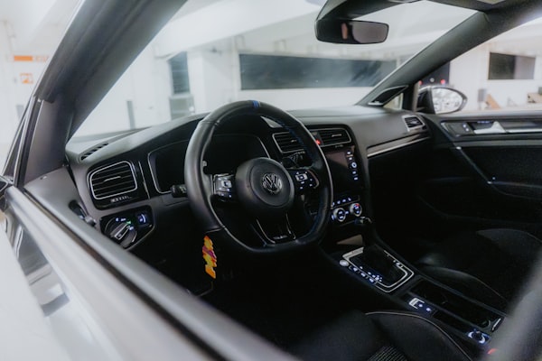 Interno auto con volante e dettagli puliti