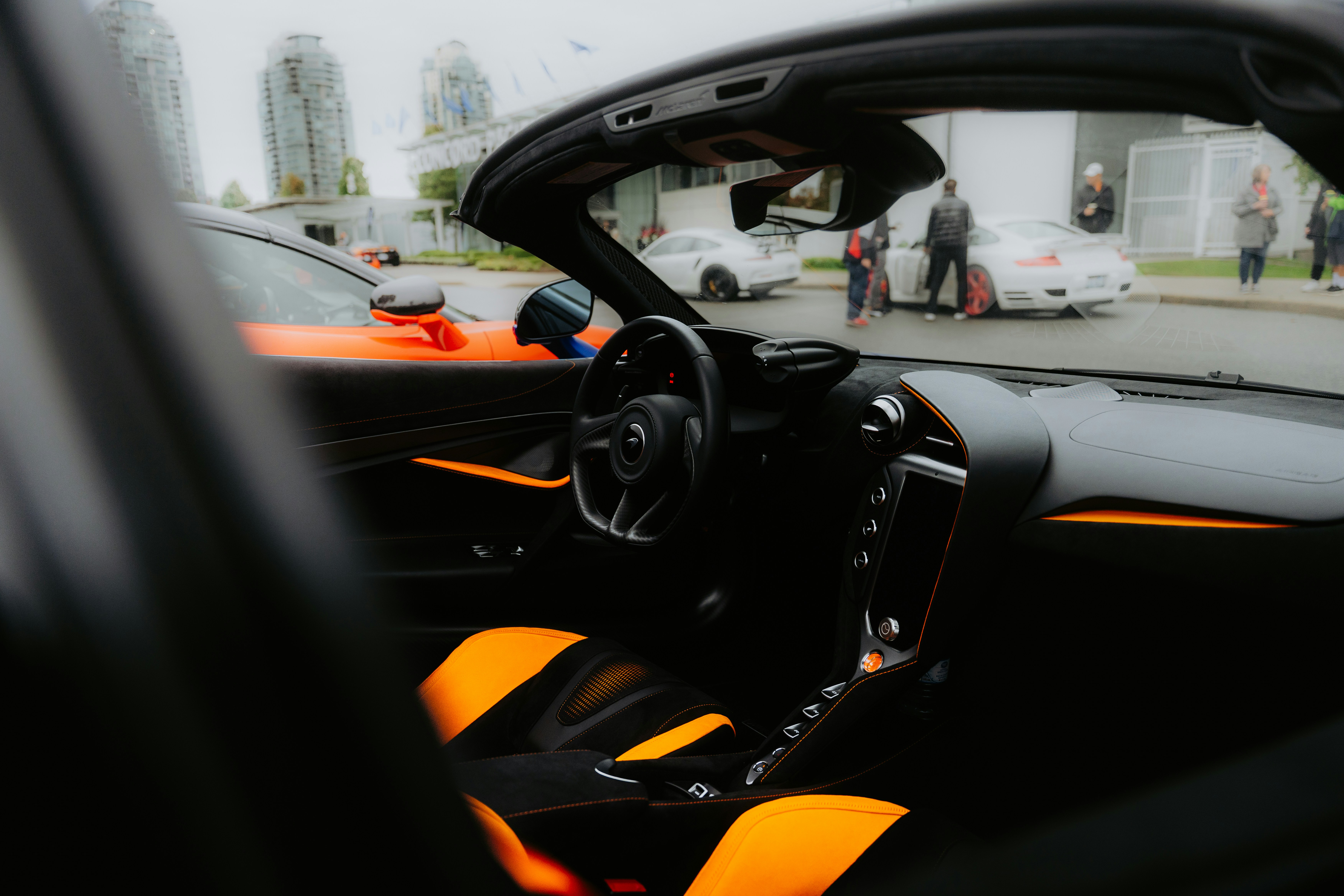 Interior lujoso de convertible deportivo