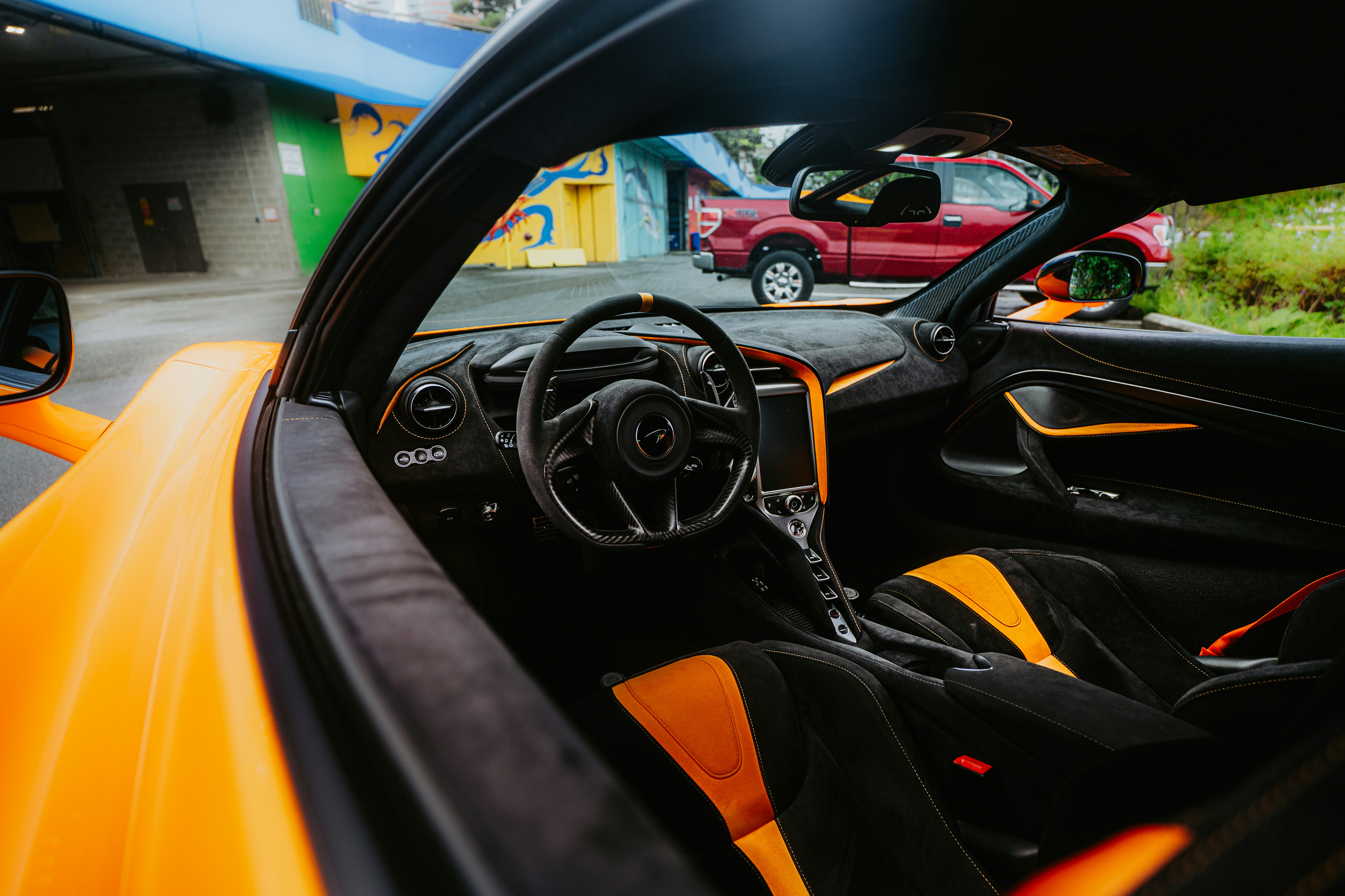 Interior de coche deportivo naranja y negro
