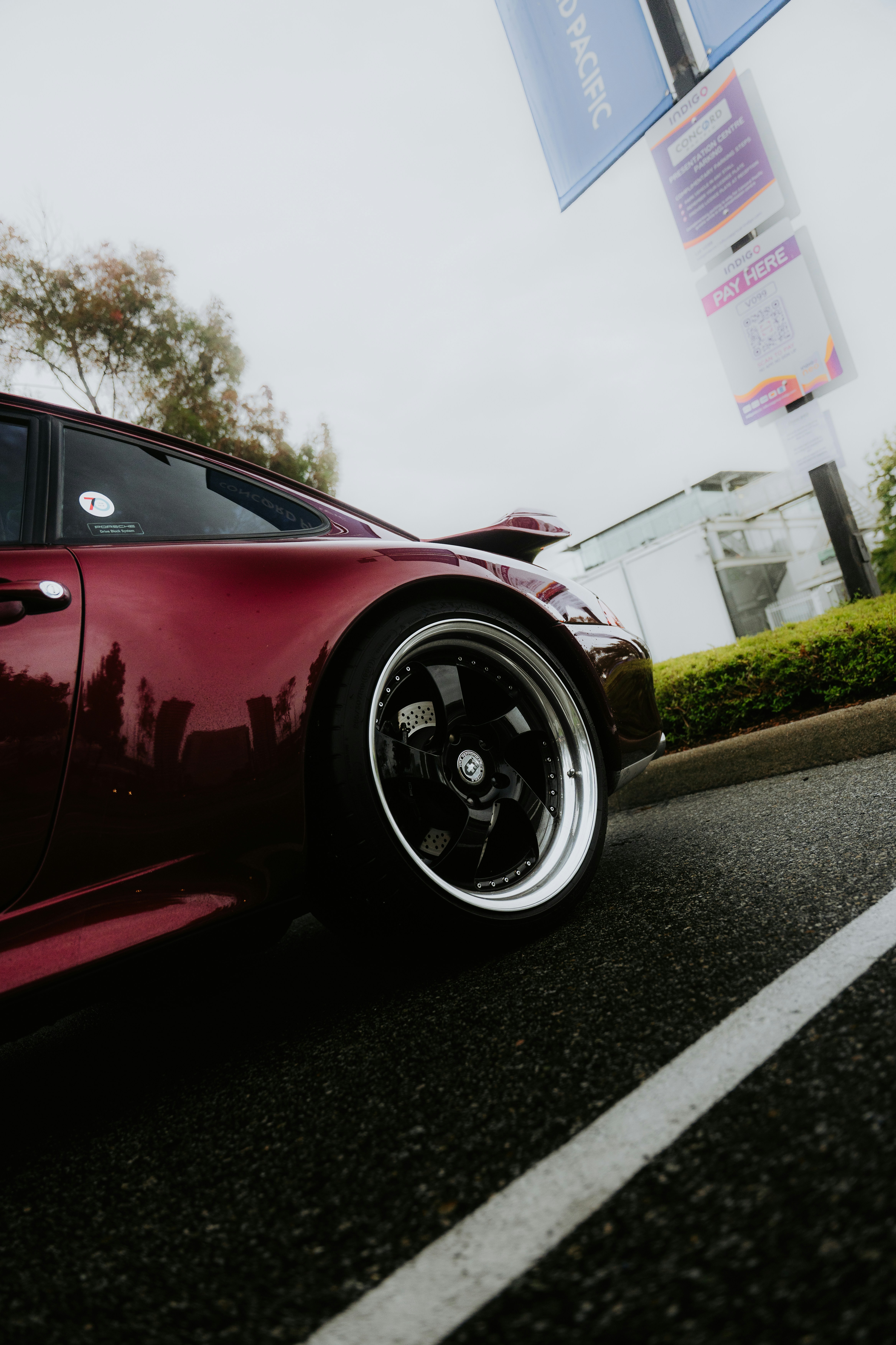 Gros plan de la roue et de l’aile d’une voiture rouge.