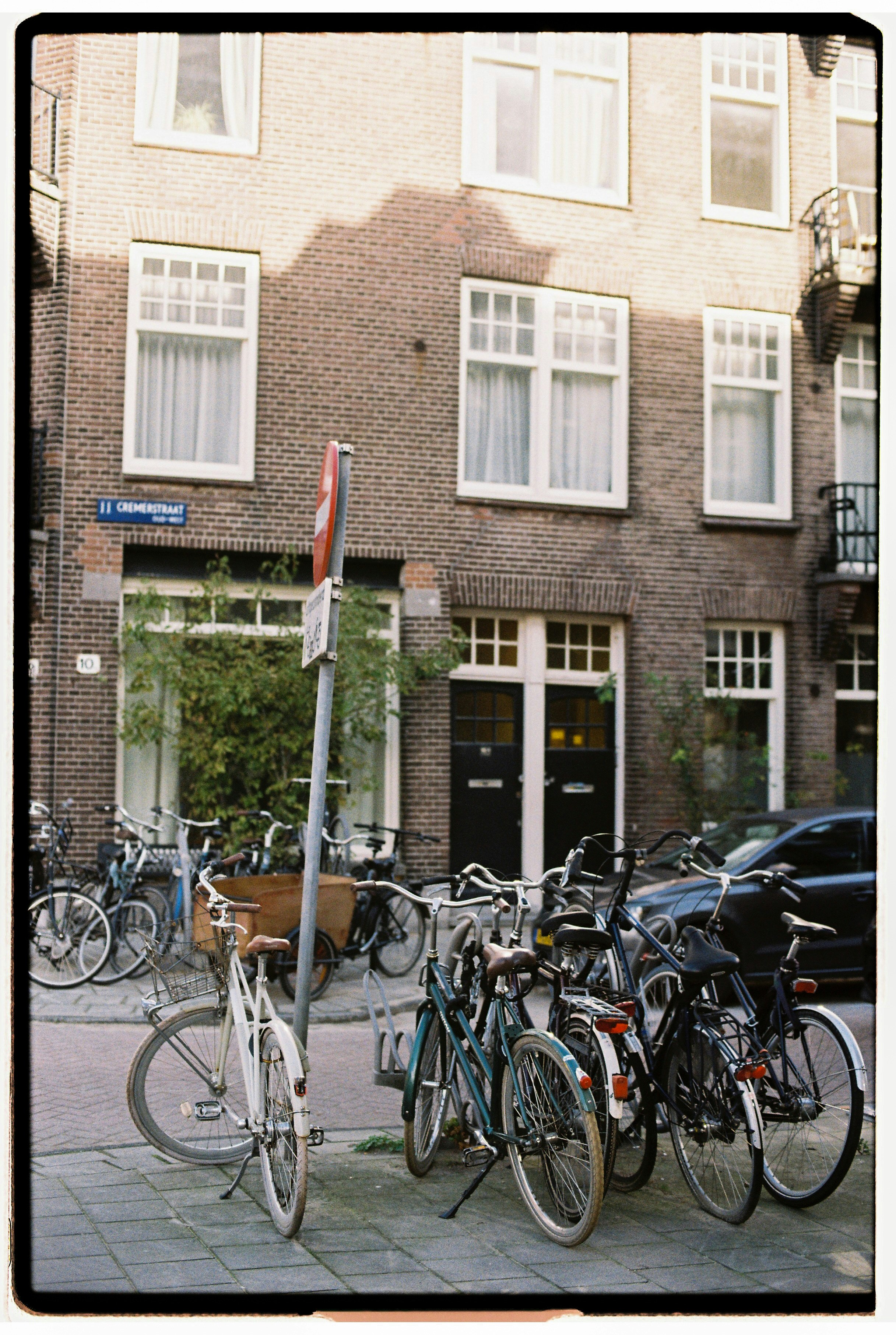 Vélos garés à l’extérieur d’un bâtiment en brique