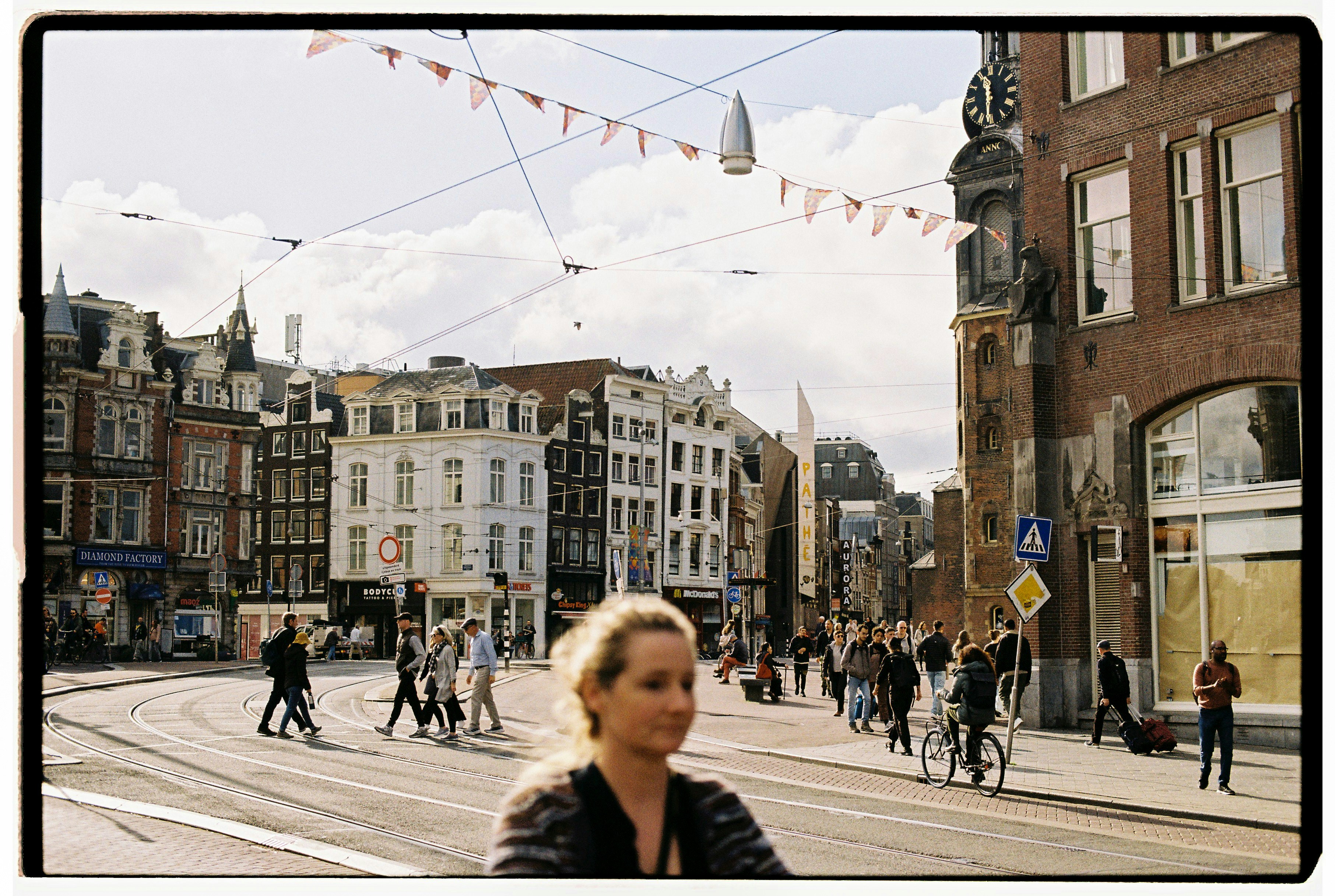 Hollanda iş piyasasını ve talep gören meslekleri temsil eden, modern bir ofis ortamında bir arada çalışan profesyoneller.