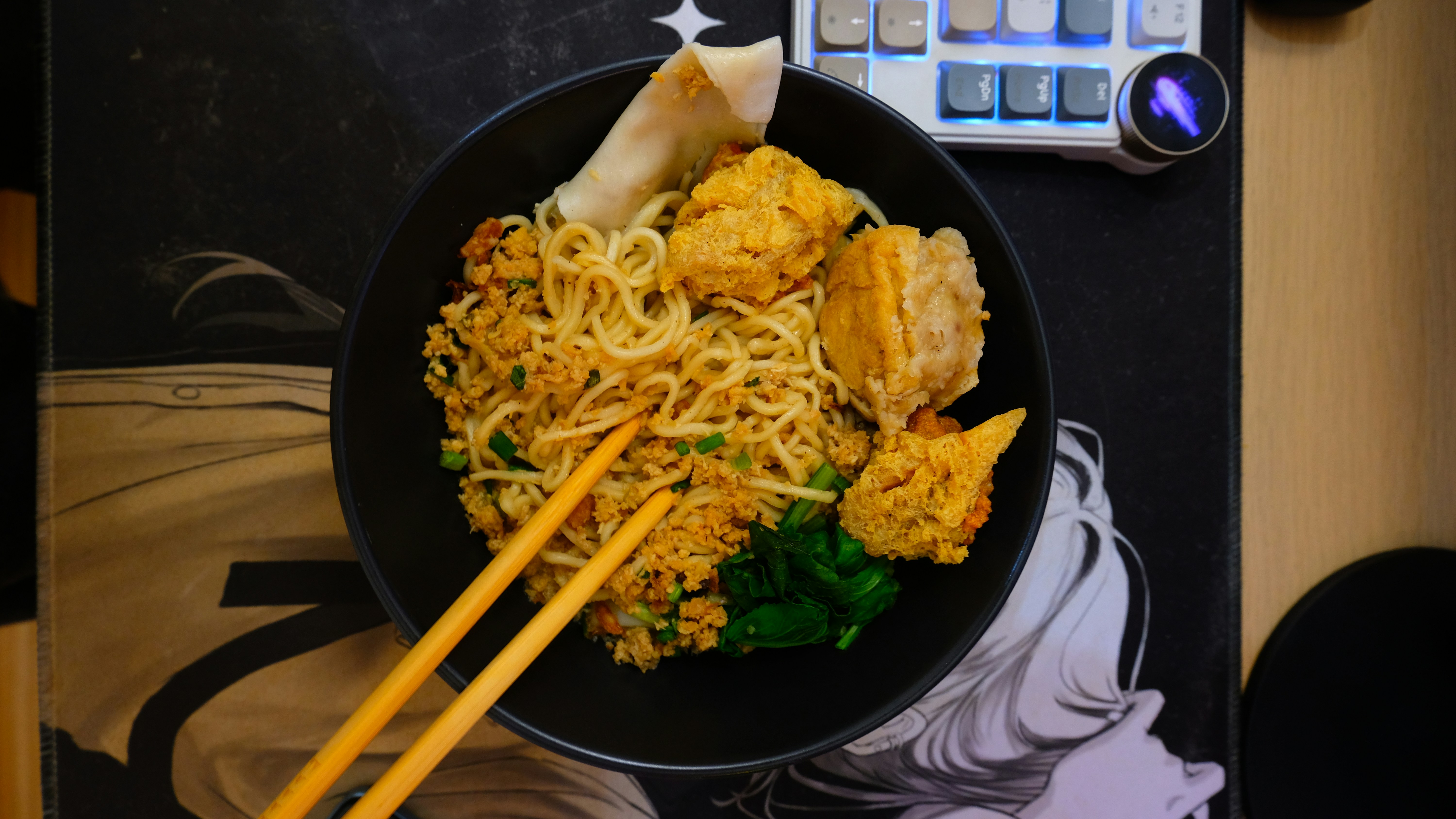 Tazón de fideos con albóndigas y verduras