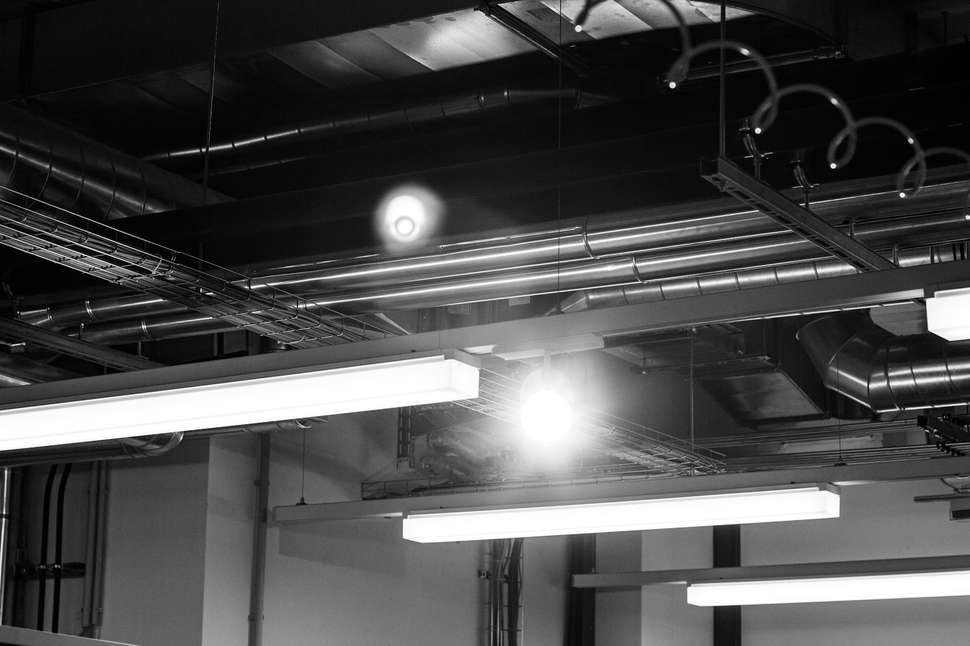 Industrial ceiling with lights and pipes