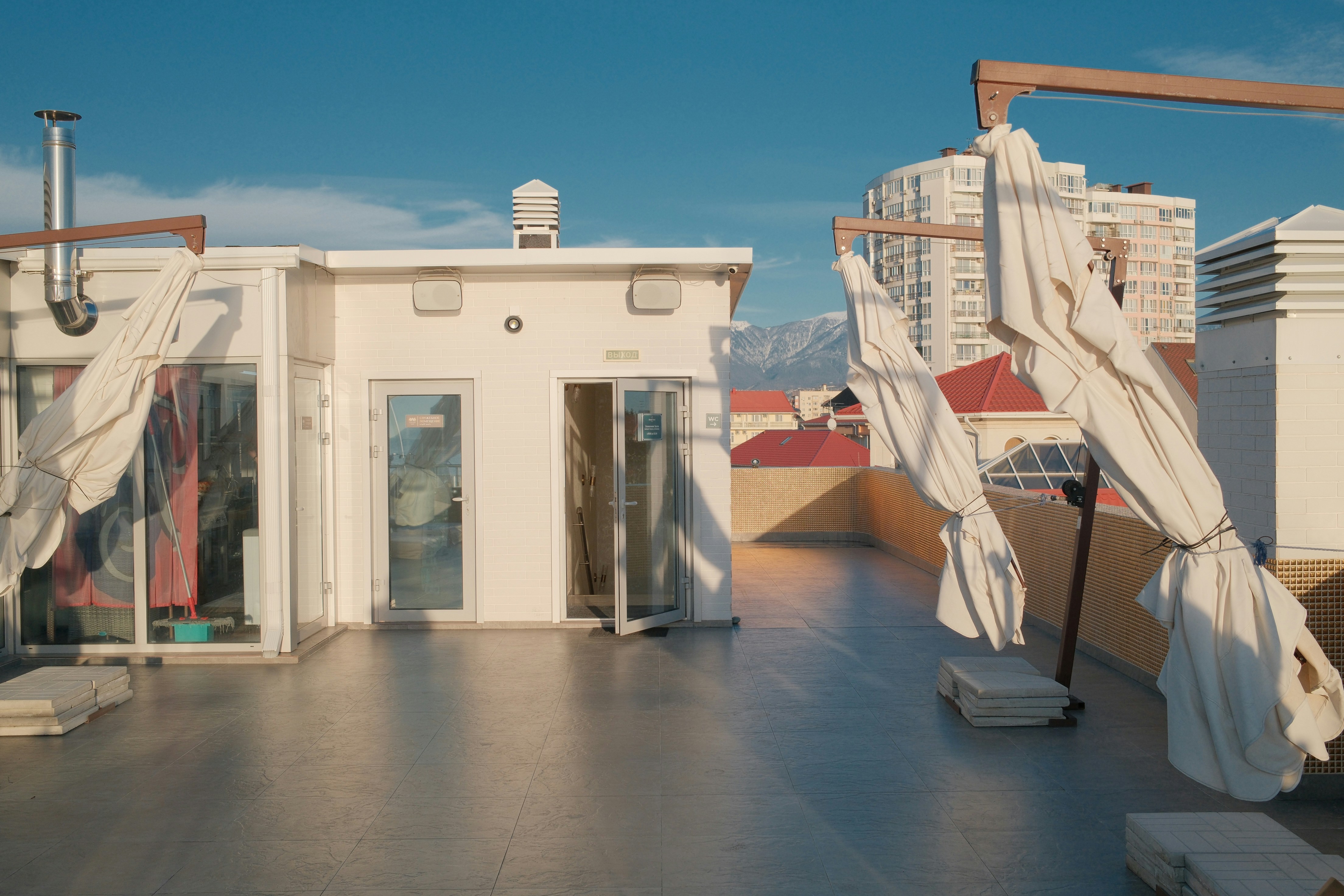 Stylish rooftop terrace with seating and city views - Modern Rentals