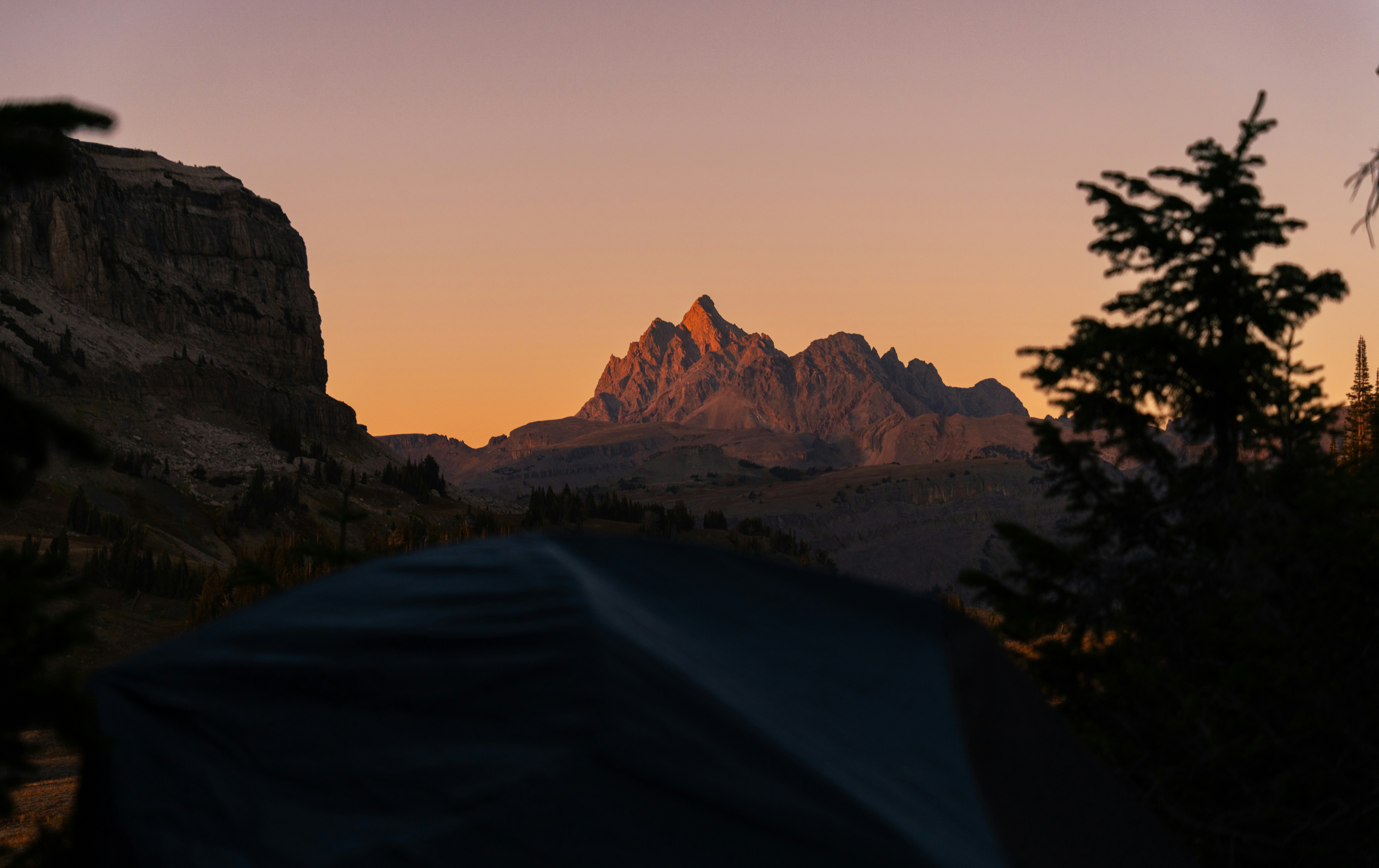 Ultralight tent mountain sunset, ilustrasi artikel The Best Lightweight Shelters for Fast and Light Hiking: Go Further, Carry Less 9