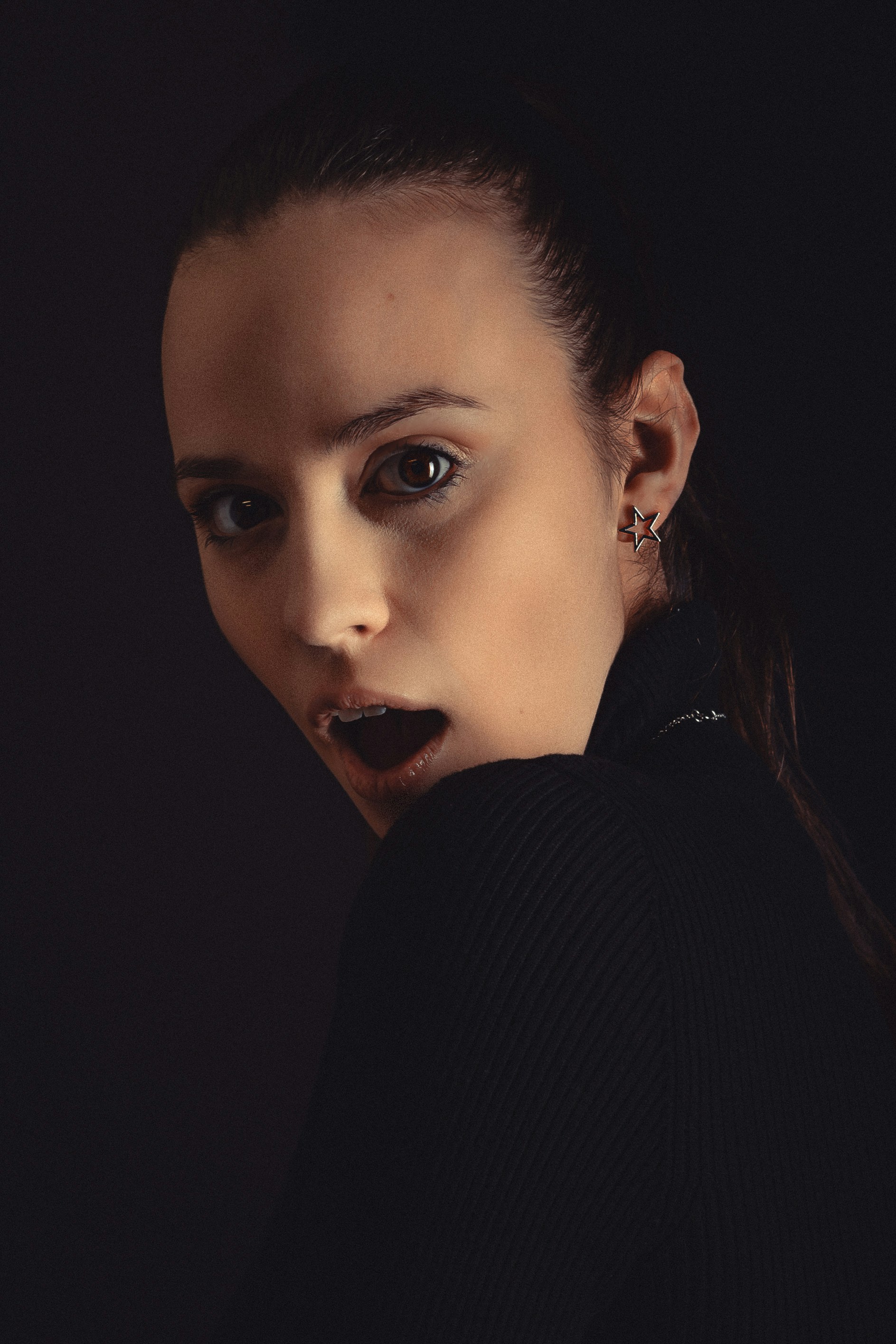 Jeune femme aux cheveux noirs et à la bouche ouverte