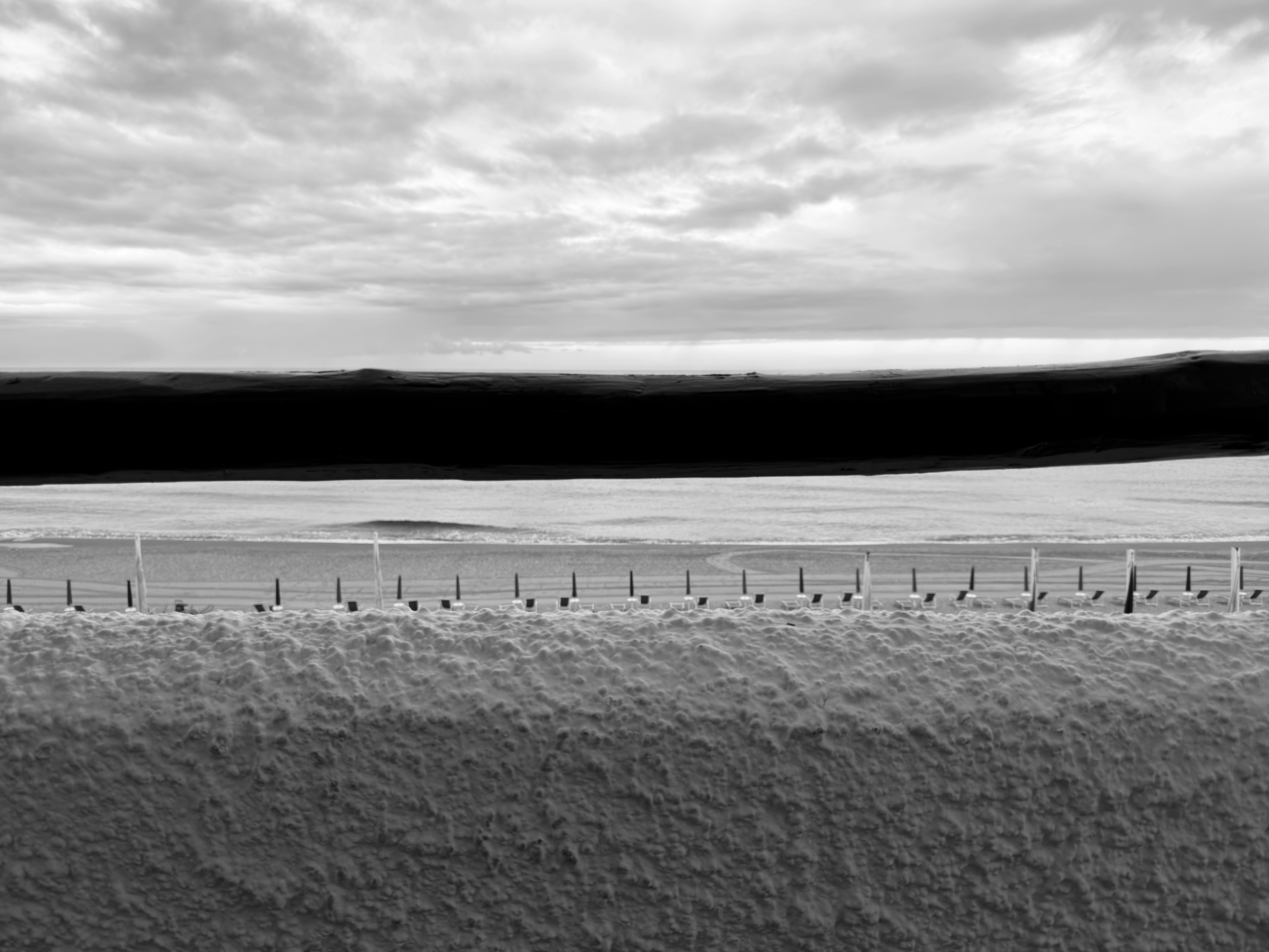 Paisaje en blanco y negro con nubes y nieve.