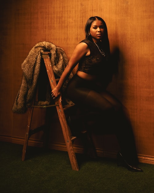 검은 드레스의 우아한 여성 &mdash; 블랙 오피움이 담은 여성상