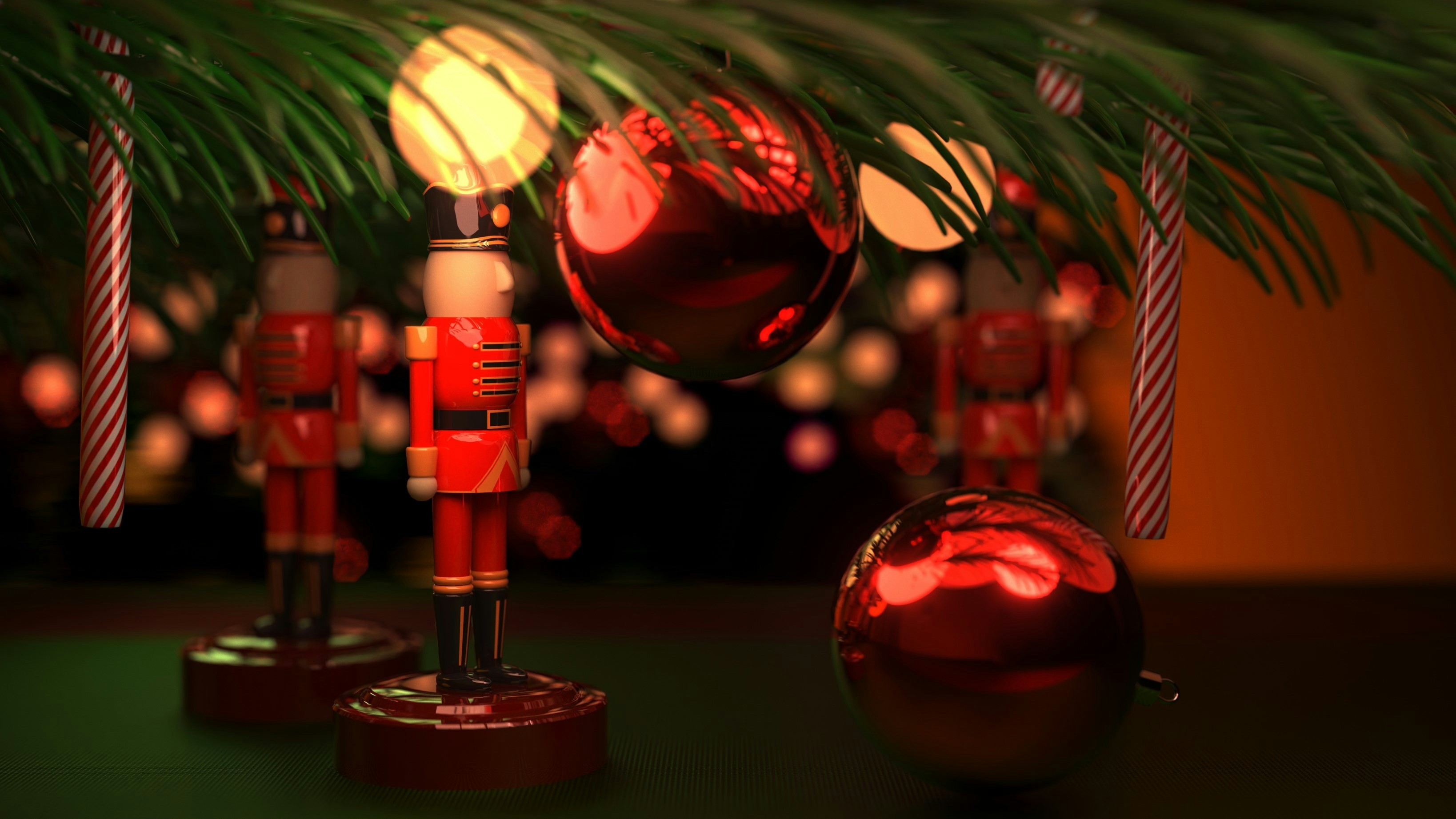 Des casse-noisettes et des ornements sont accrochés à un arbre de Noël.