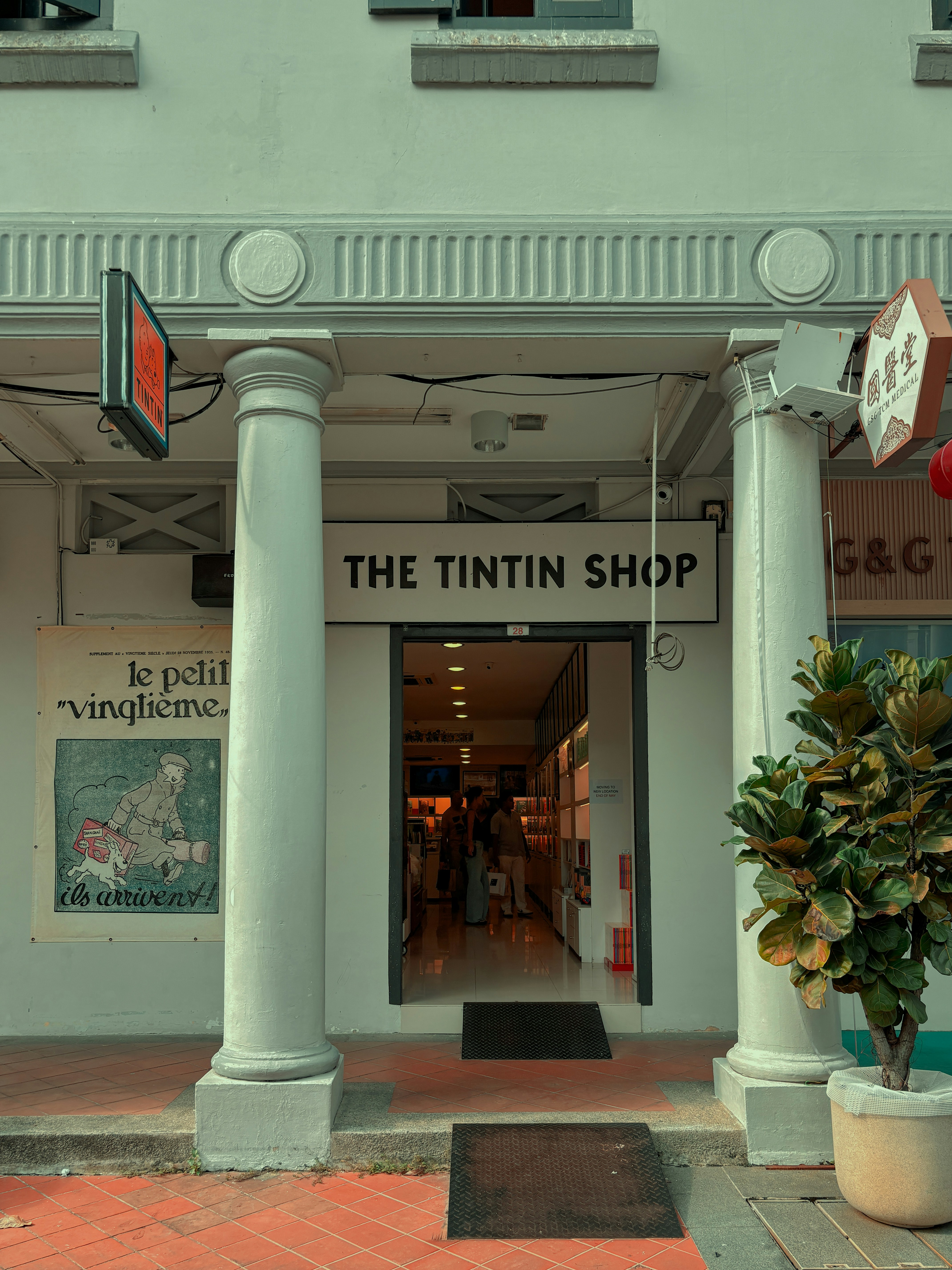 Entrada a la tienda de tintín con columnas