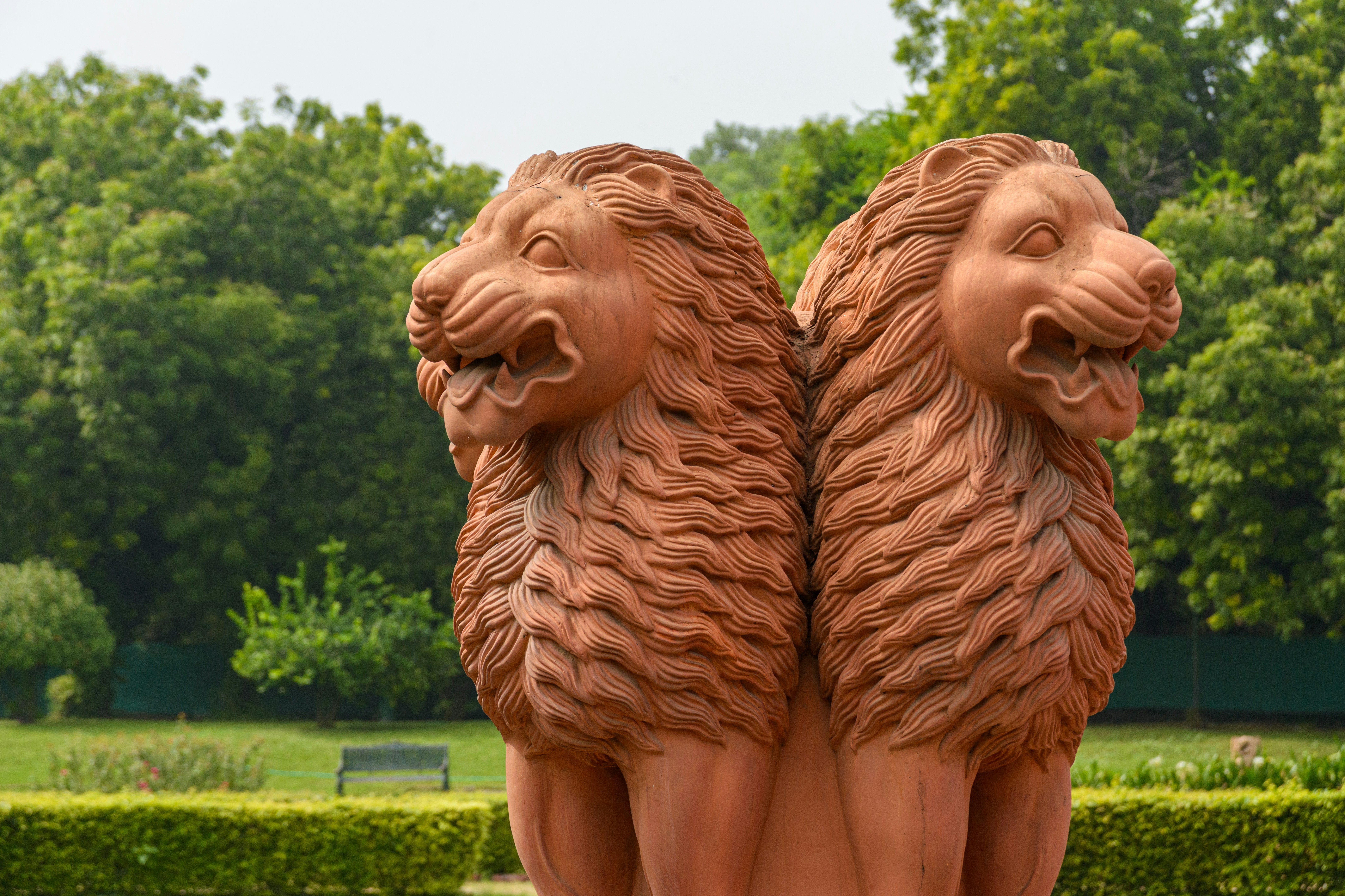 公園には2つのライオン像が立っています。