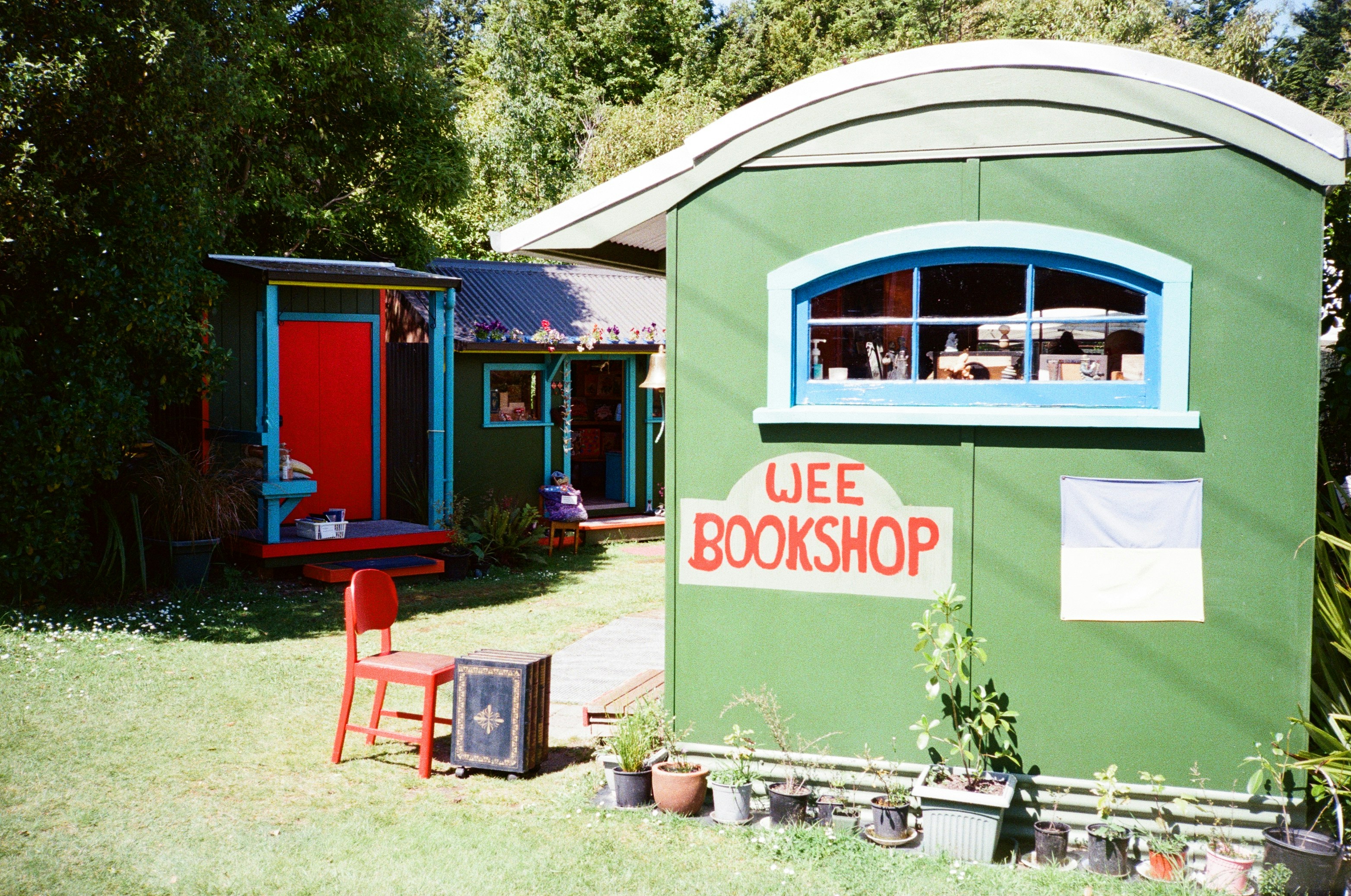 outdoor reading nook, wallpaper, Outdoor Bookshelves: Unique & Traditional Designs 3