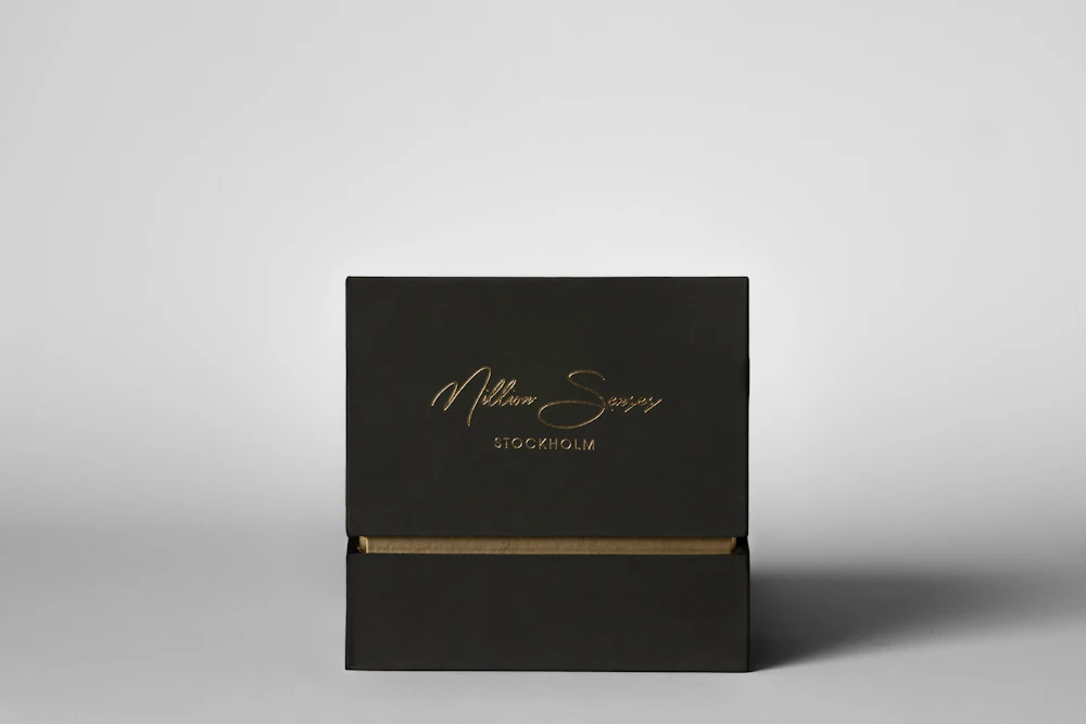 Estuche negro troquelado y montado