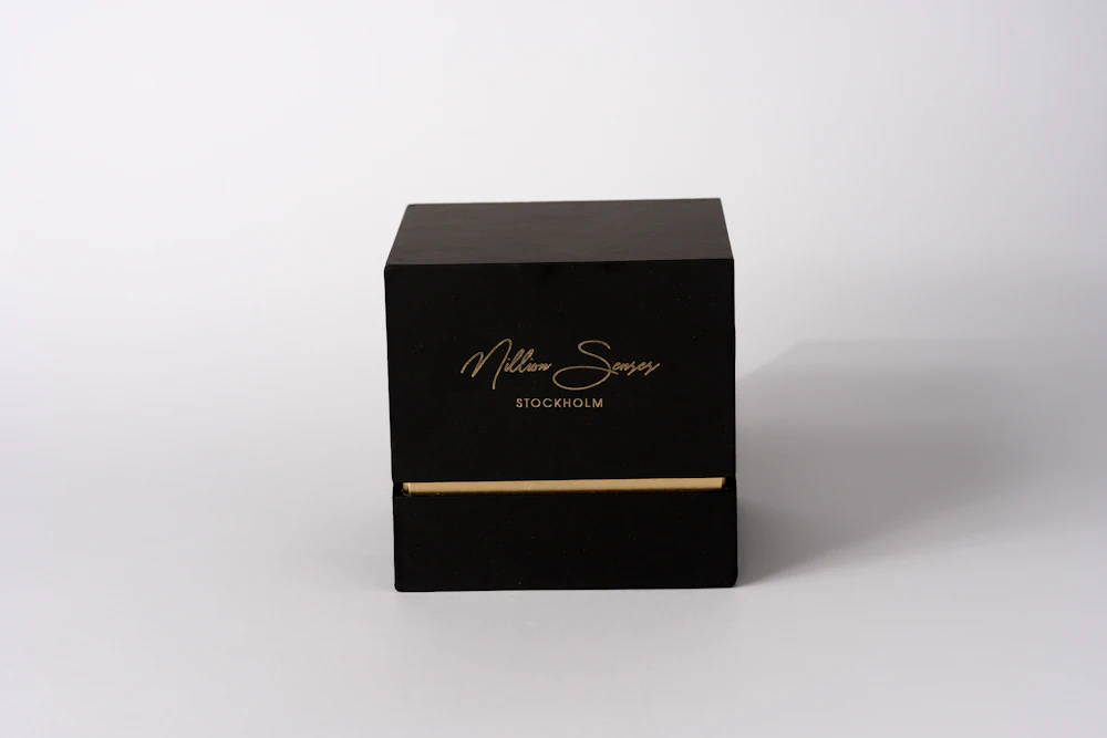 Caja negra con logotipo estampado en oro