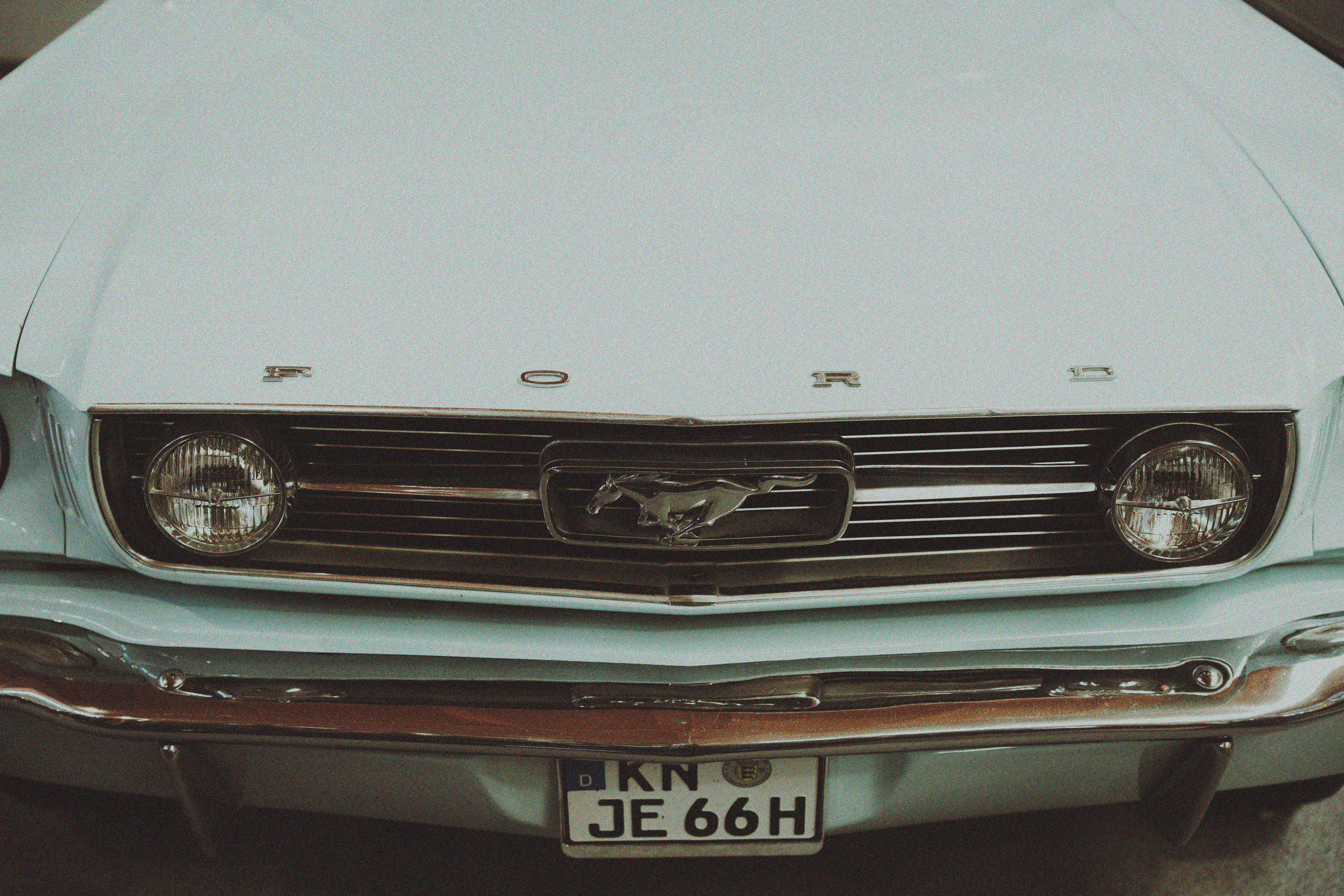 Une Ford Mustang 1966 convertie en Tesla avec conduite autonome