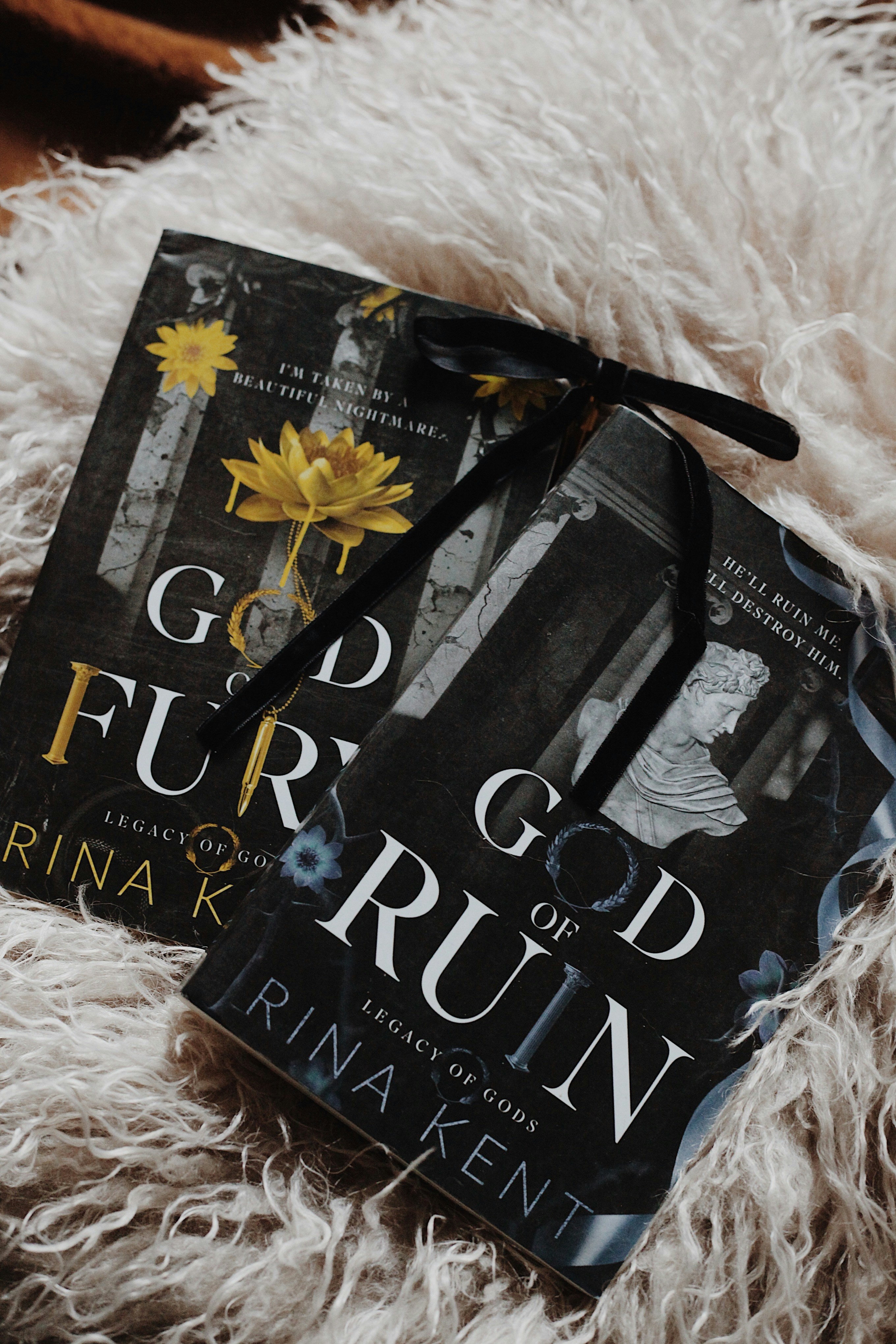 Dois livros intitulados deus da fúria e deus da ruína