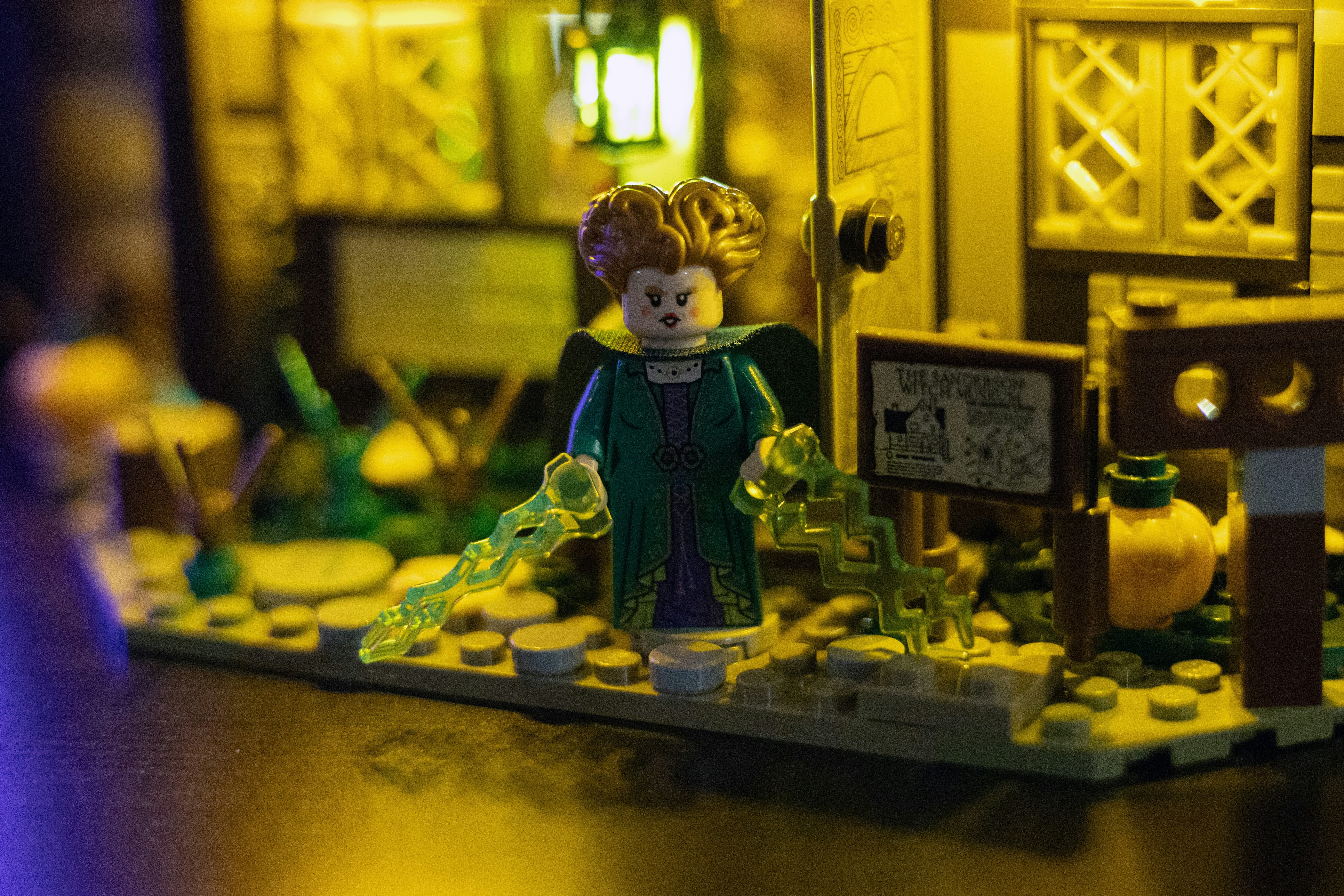 Legofigur mit magischen Effekten in einer dörflichen Umgebung.