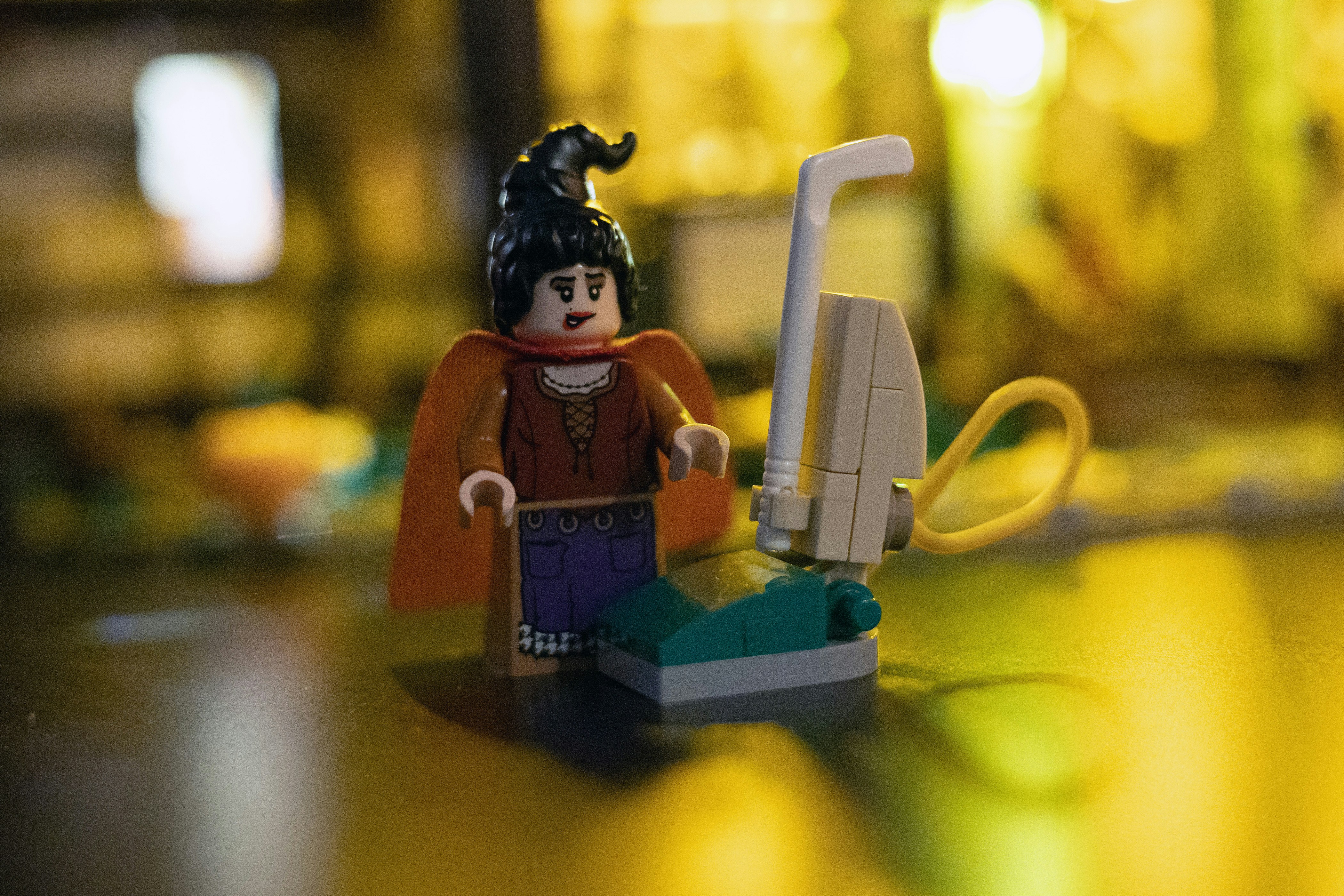 Lego-Figur mit Staubsauger