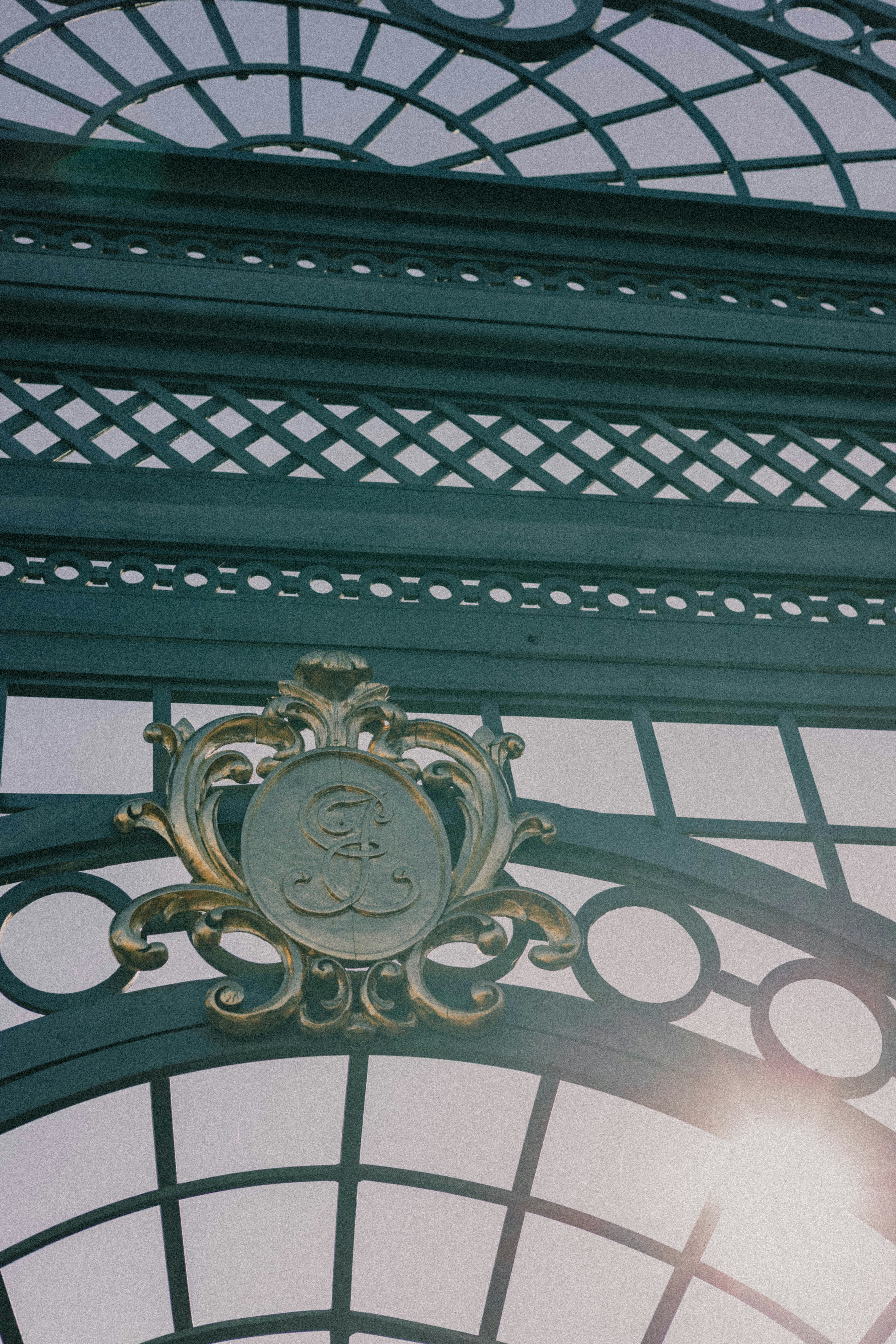Trabalho em metal ornamentado com detalhe de crista dourada