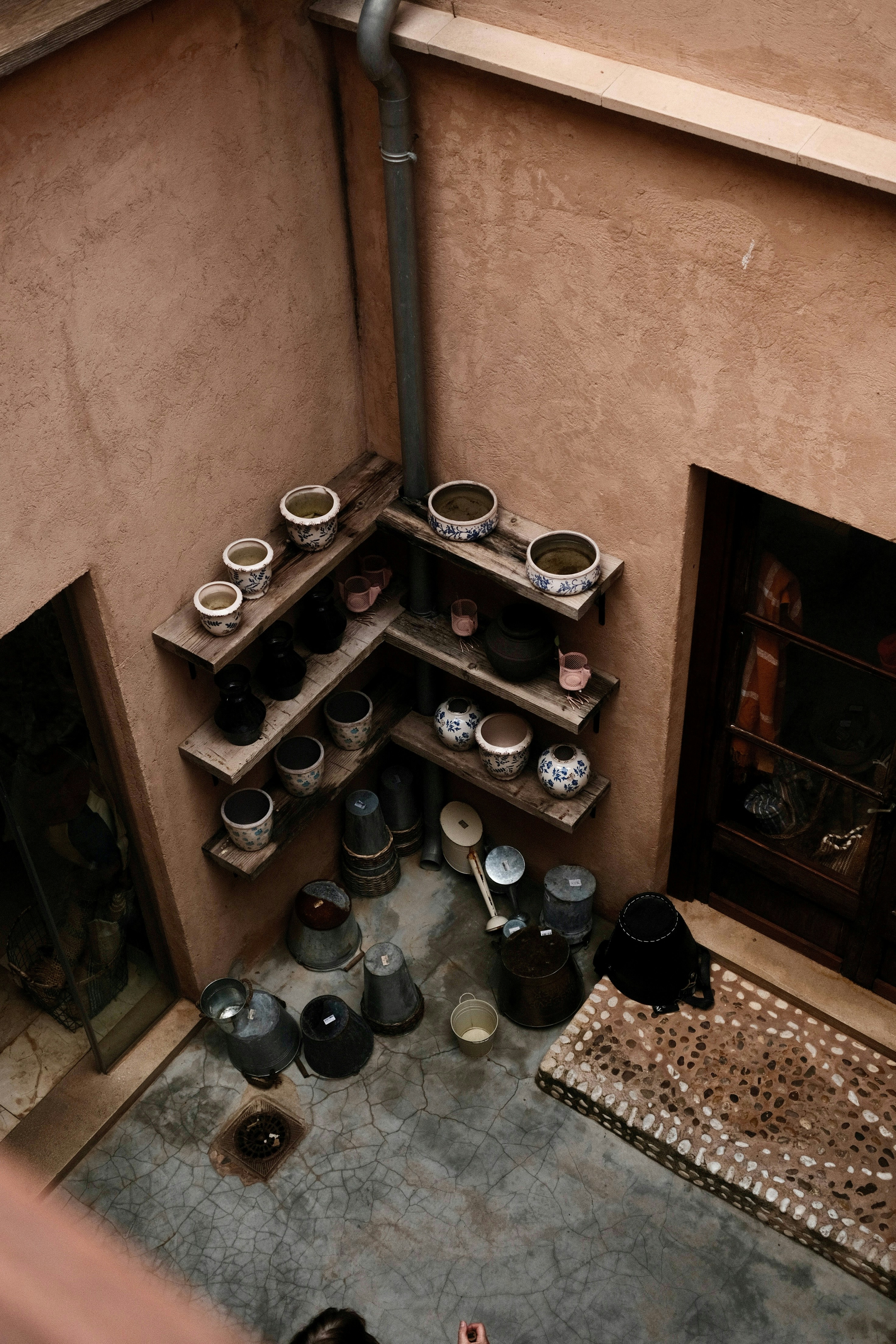 Estantes de esquina llenos de cerámica y jarrones