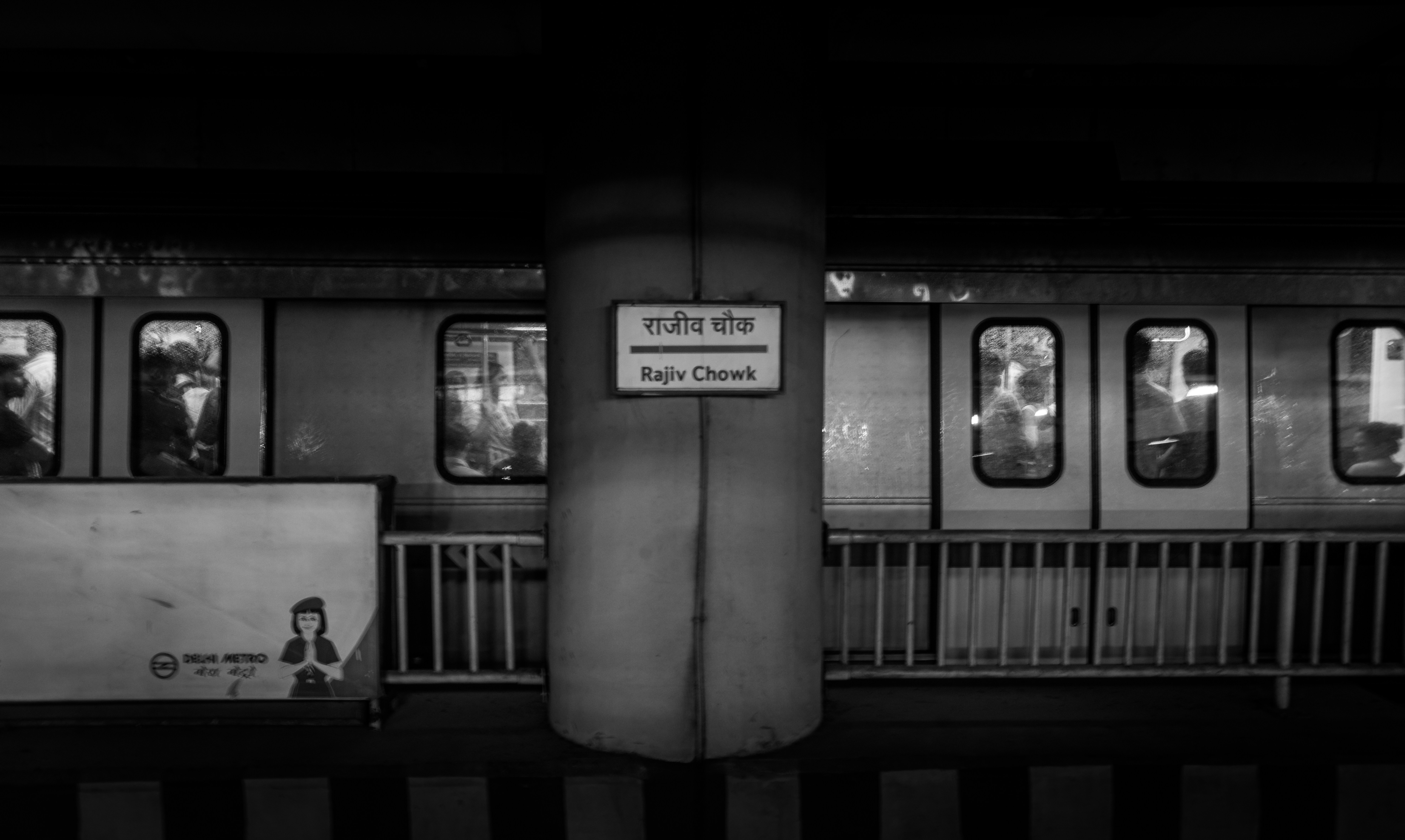 Train noir et blanc sur le quai de la gare