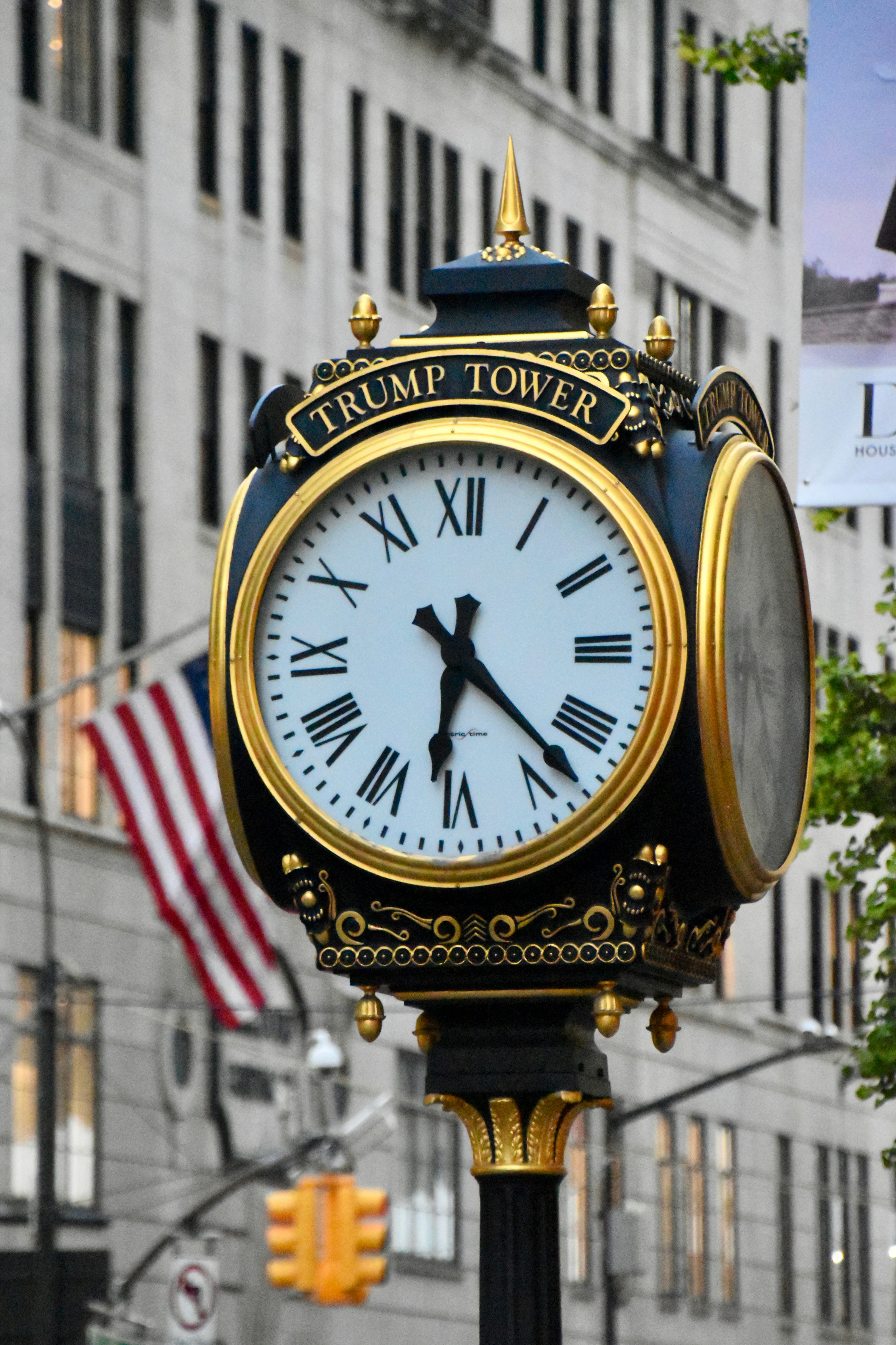 Horloge ornée sur la tour Trump à New York