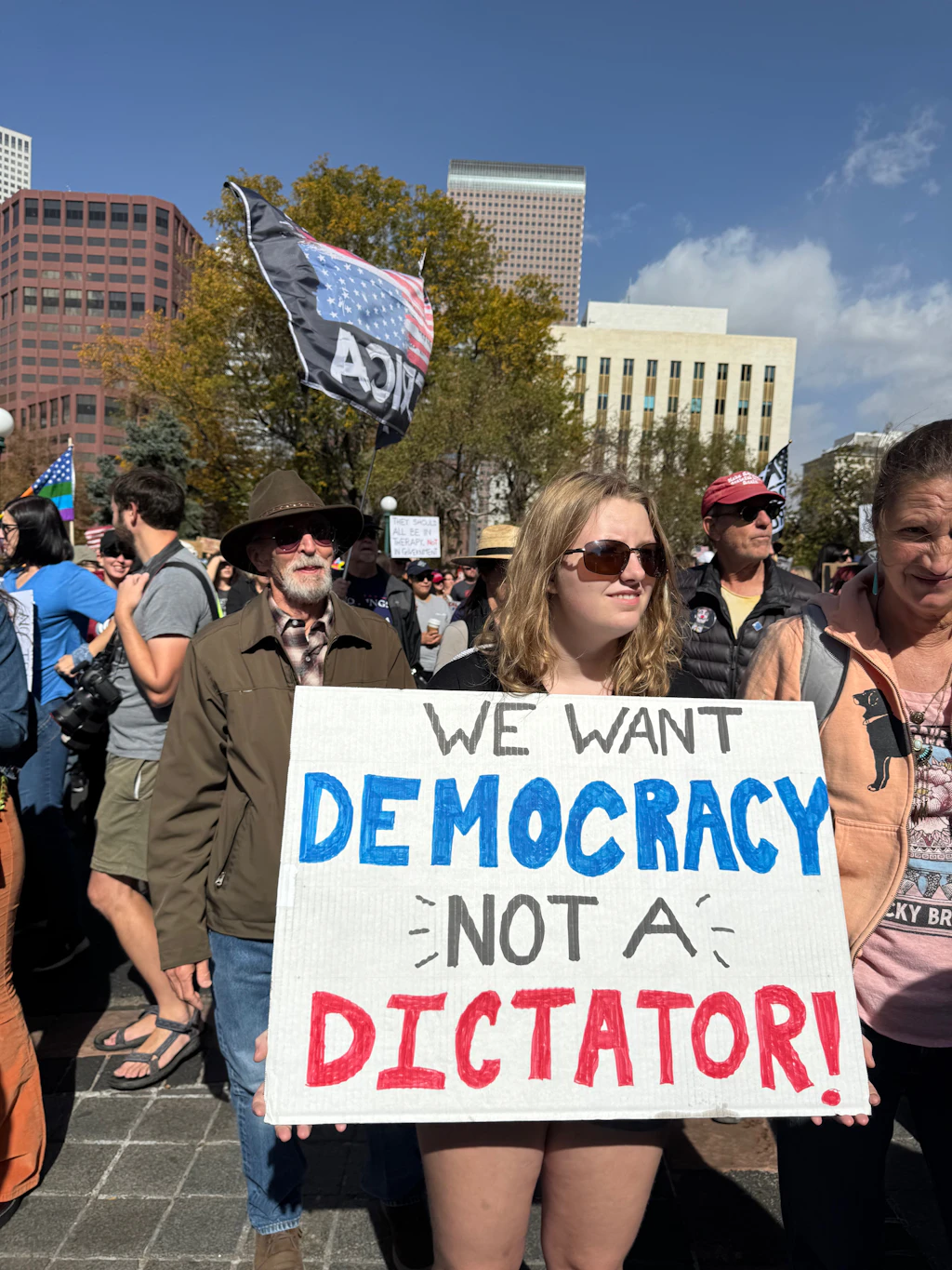 Manifestación política con una pancarta en defensa de la democracia