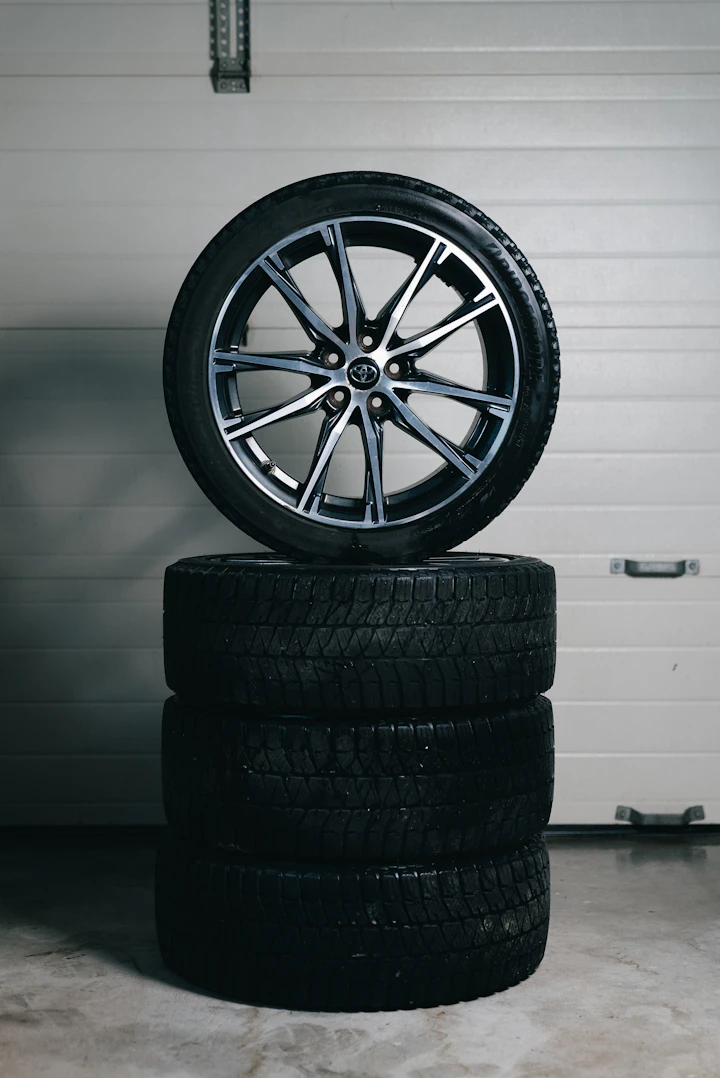Dokumentarische Fahrzeug- und Werkstattszene für GarageAtlas