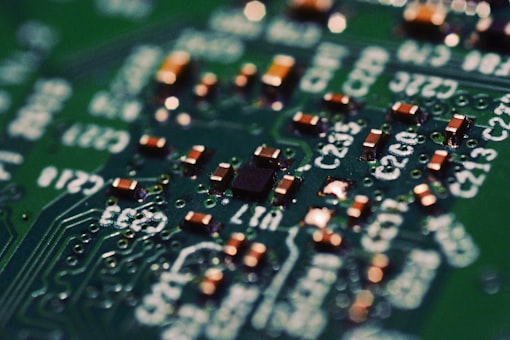 Placa de circuito impresso verde com componentes eletrônicos em close-up