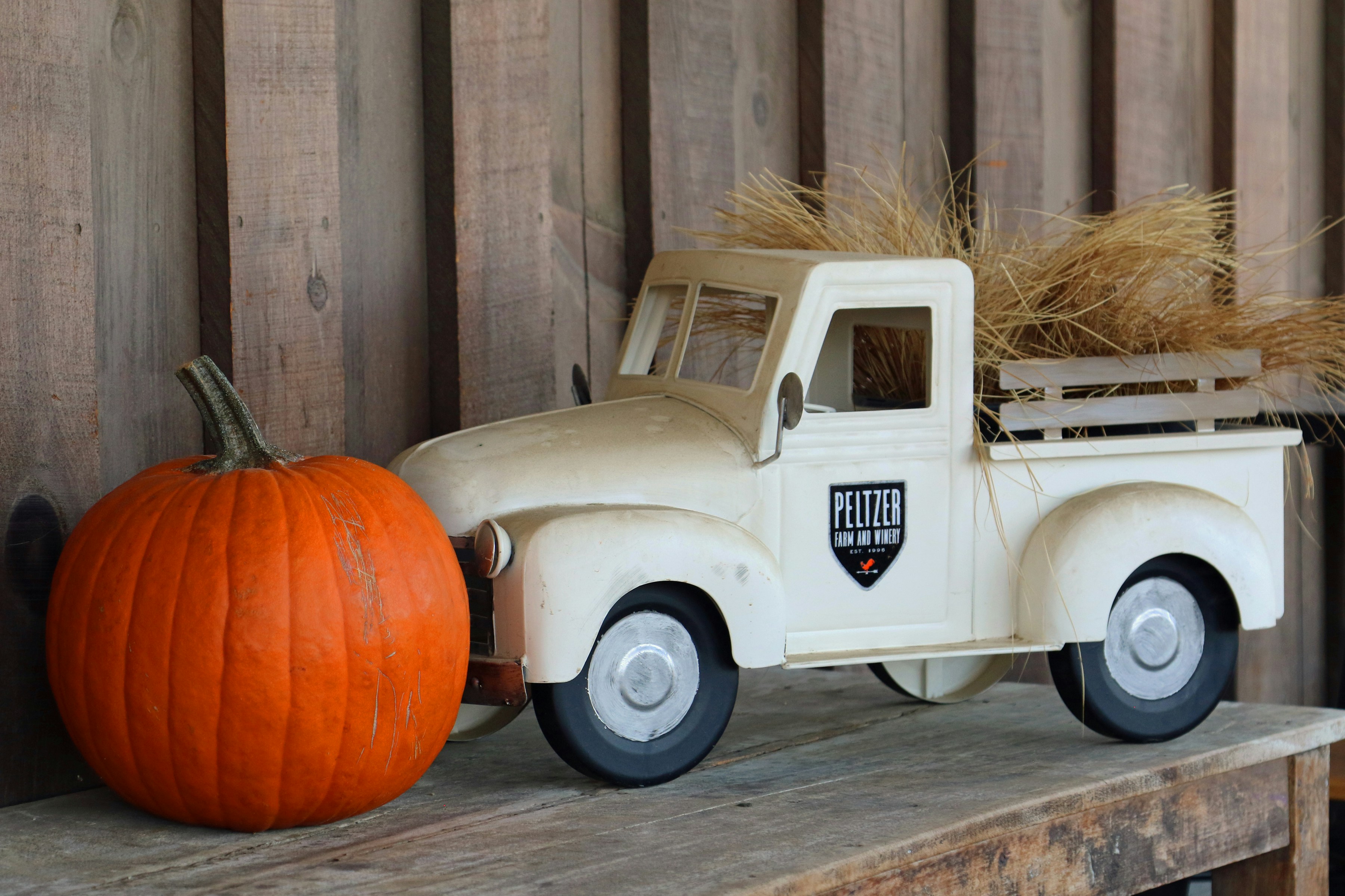 カボチャと干し草を積んだ白いビンテージトラック