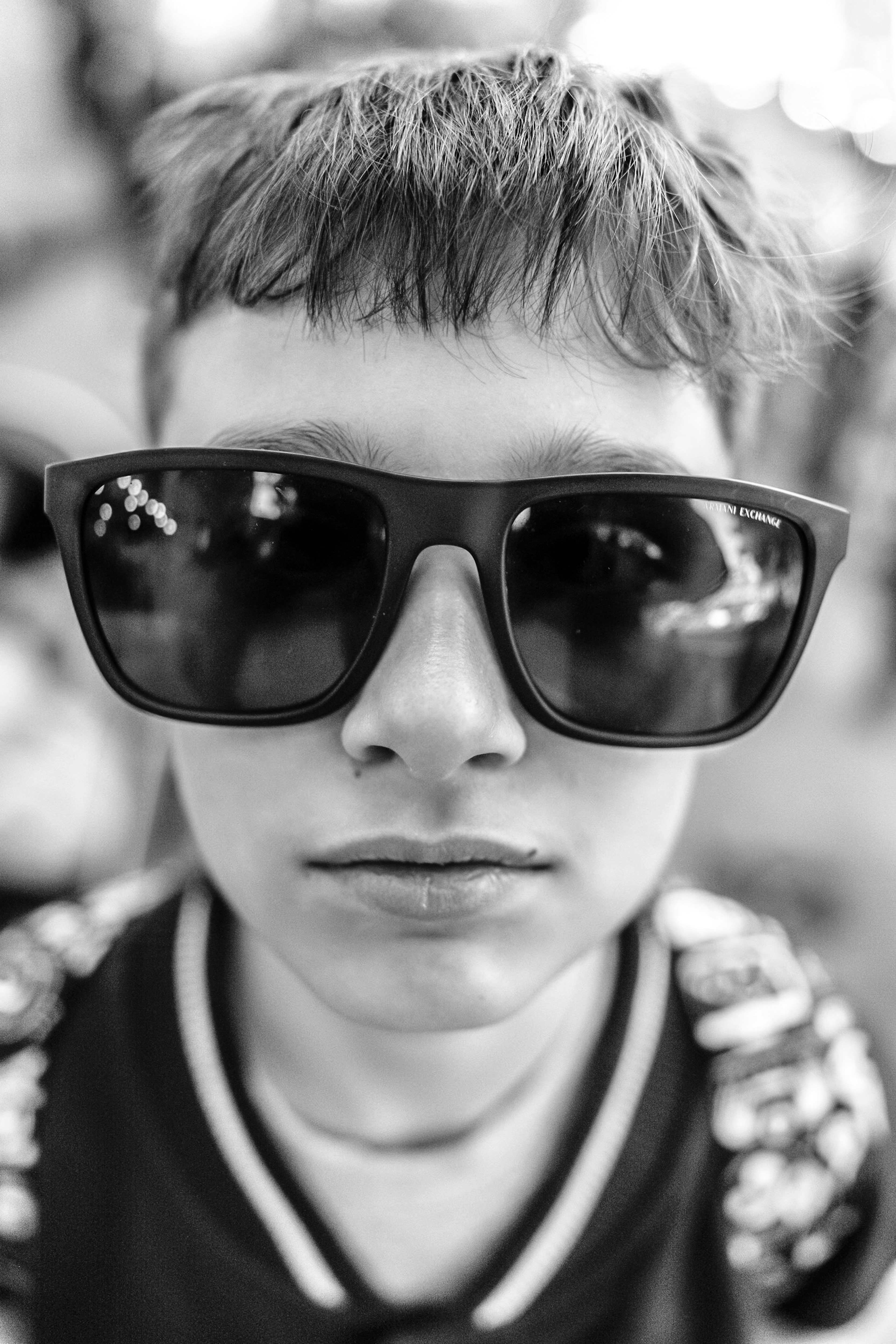 Niño con gafas de sol grandes, blancas y negras.