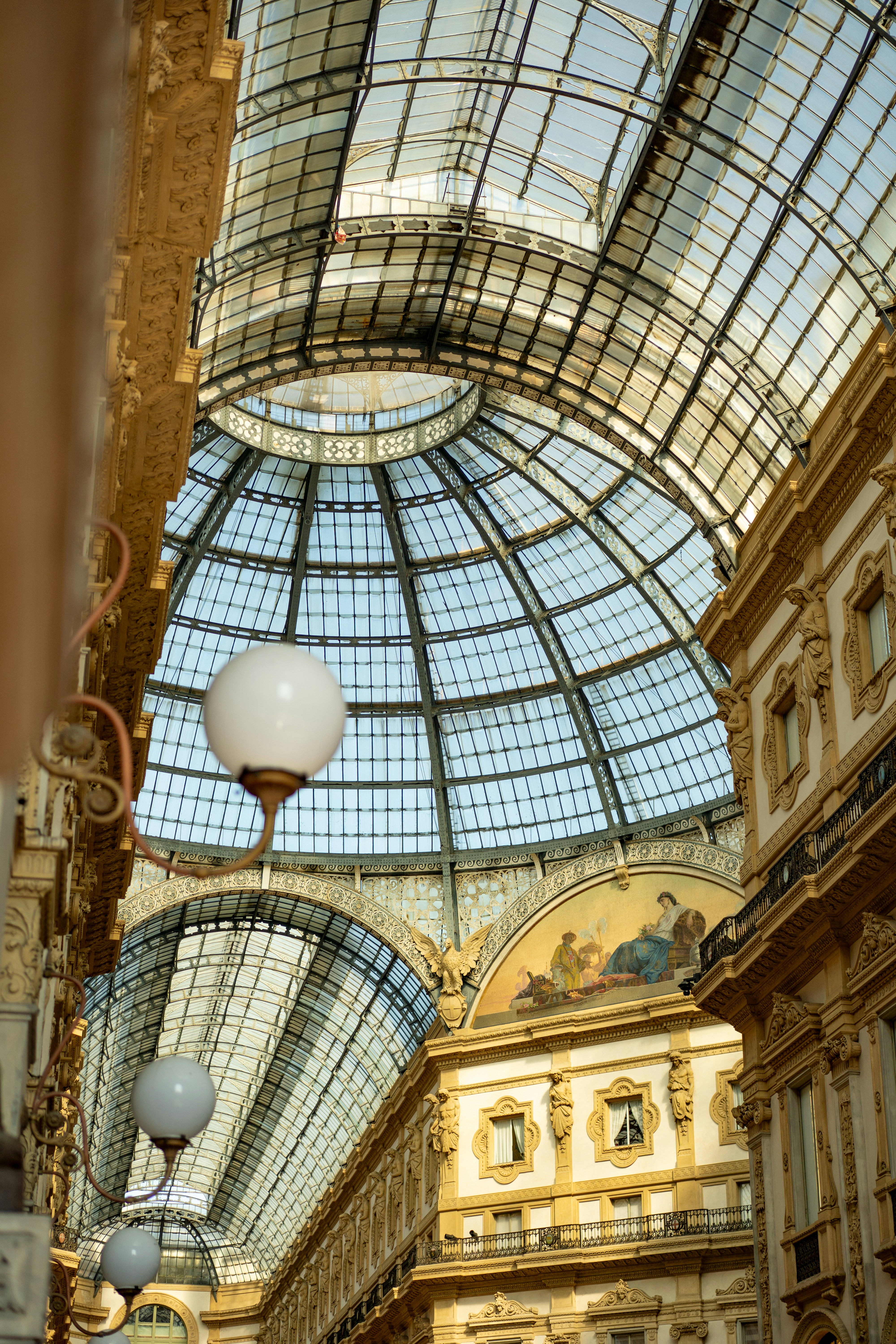 웅장하고 화려한 건물의 유리 돔 천장