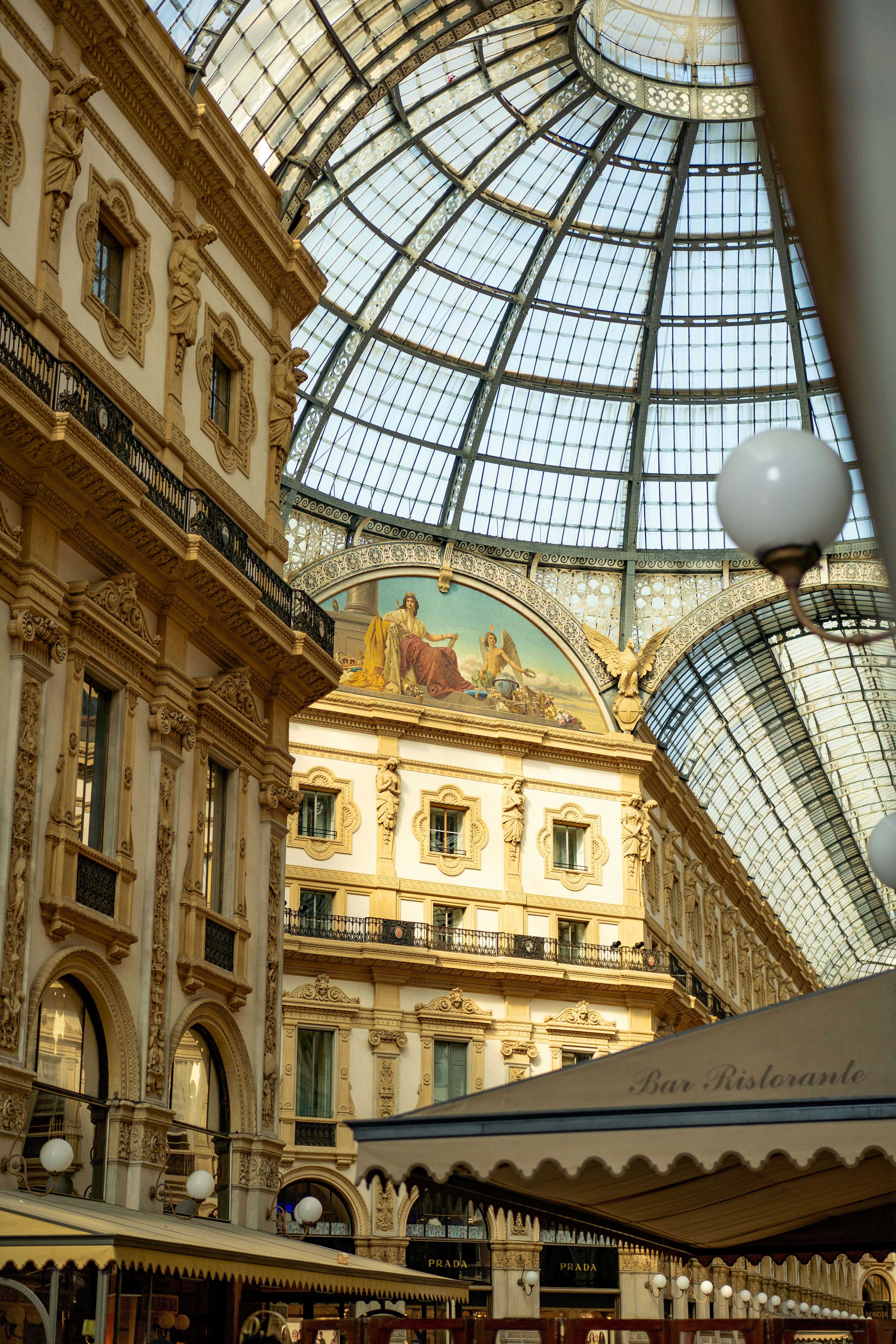 유리 돔이 있는 웅장한 건물의 우아한 인테리어.