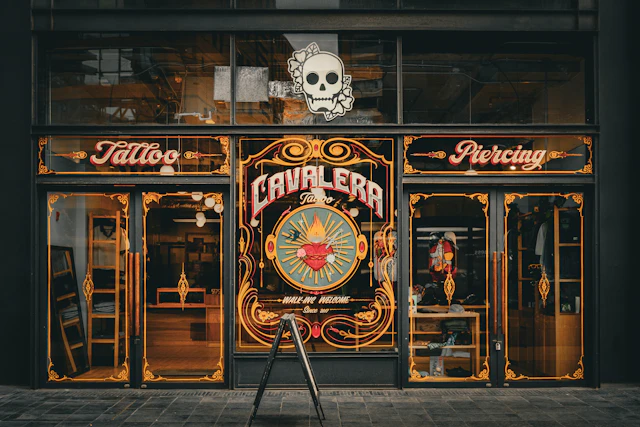 Fachada de um estúdio de tatuagem e piercing (foto de stock ilustrativa)