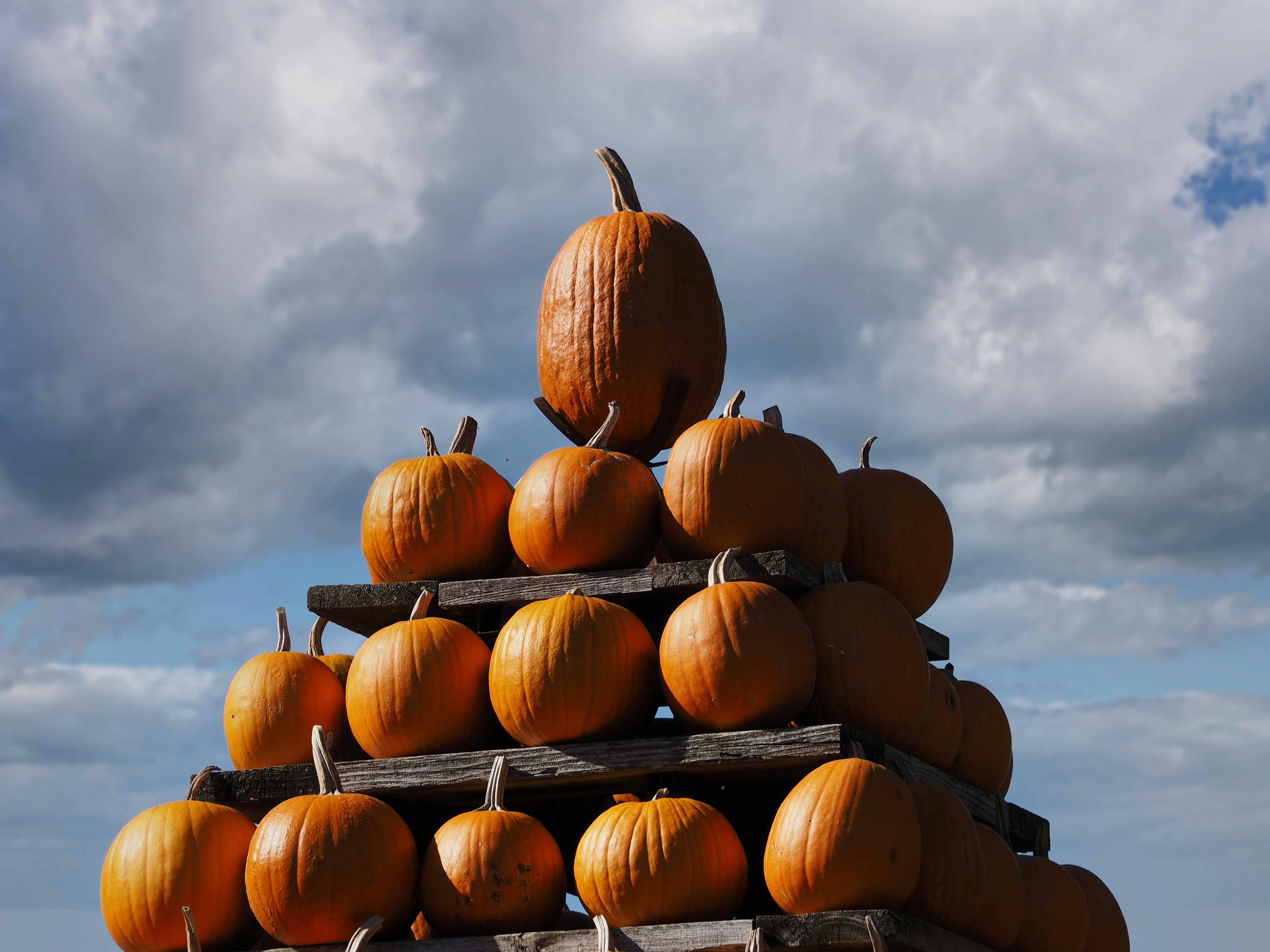 曇り空を背景にしたカボチャのピラミッド。