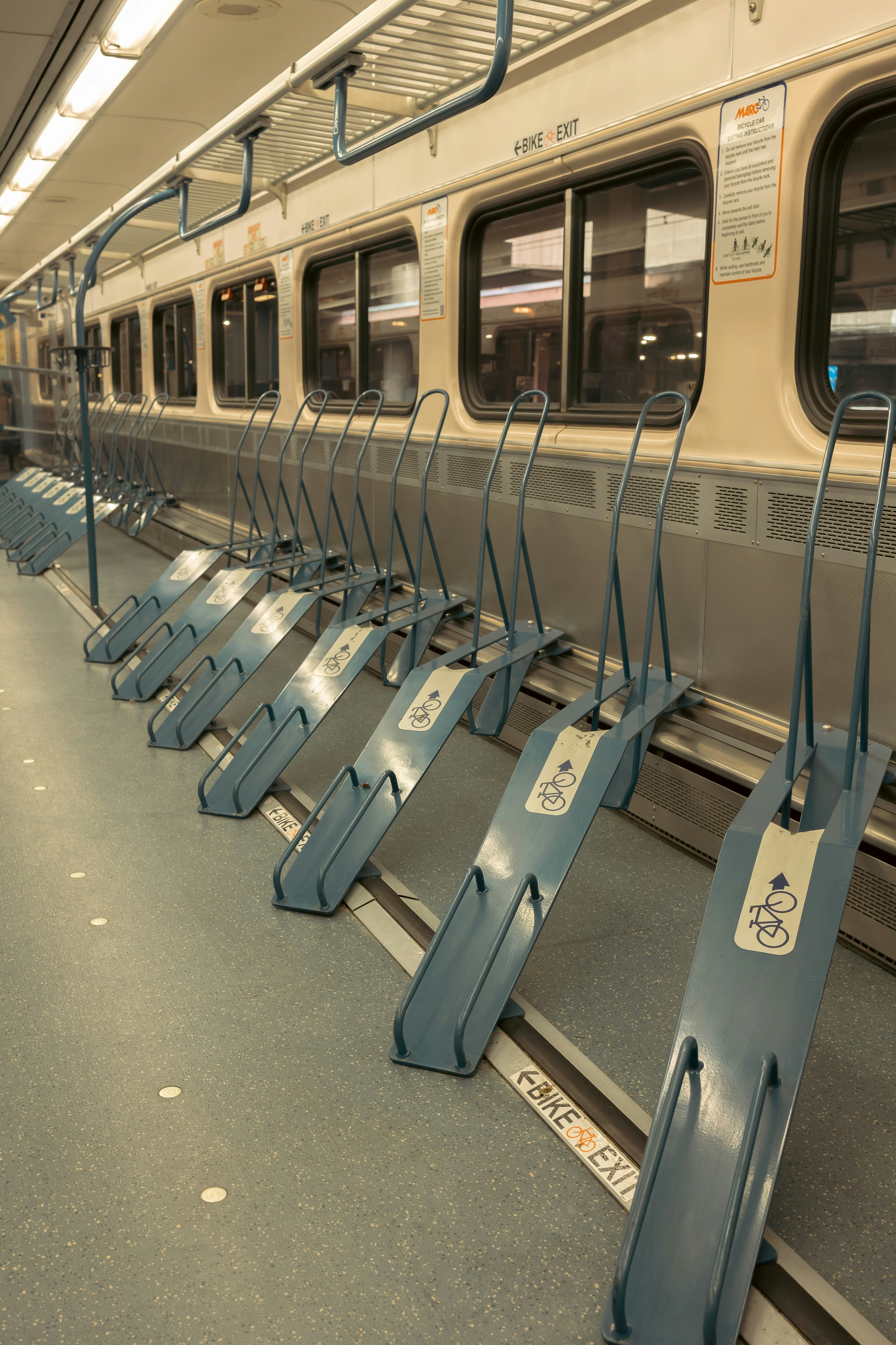 Bicicletários vazios dentro de um vagão de trem.
